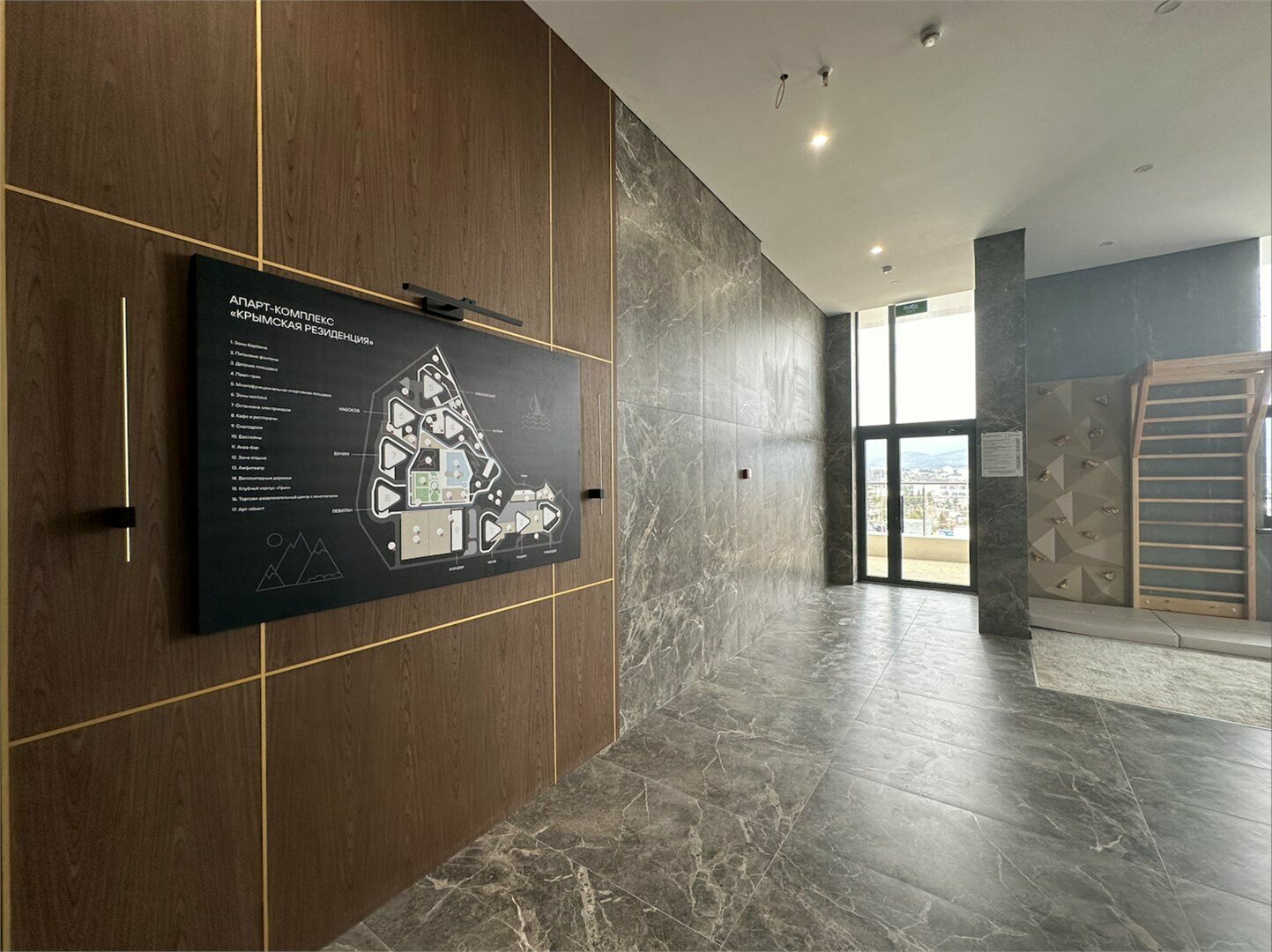 Дизайнерская студия LS-BLUEBERRY ягодных оттенков лета в Алуште - вид на море с 4 этажа