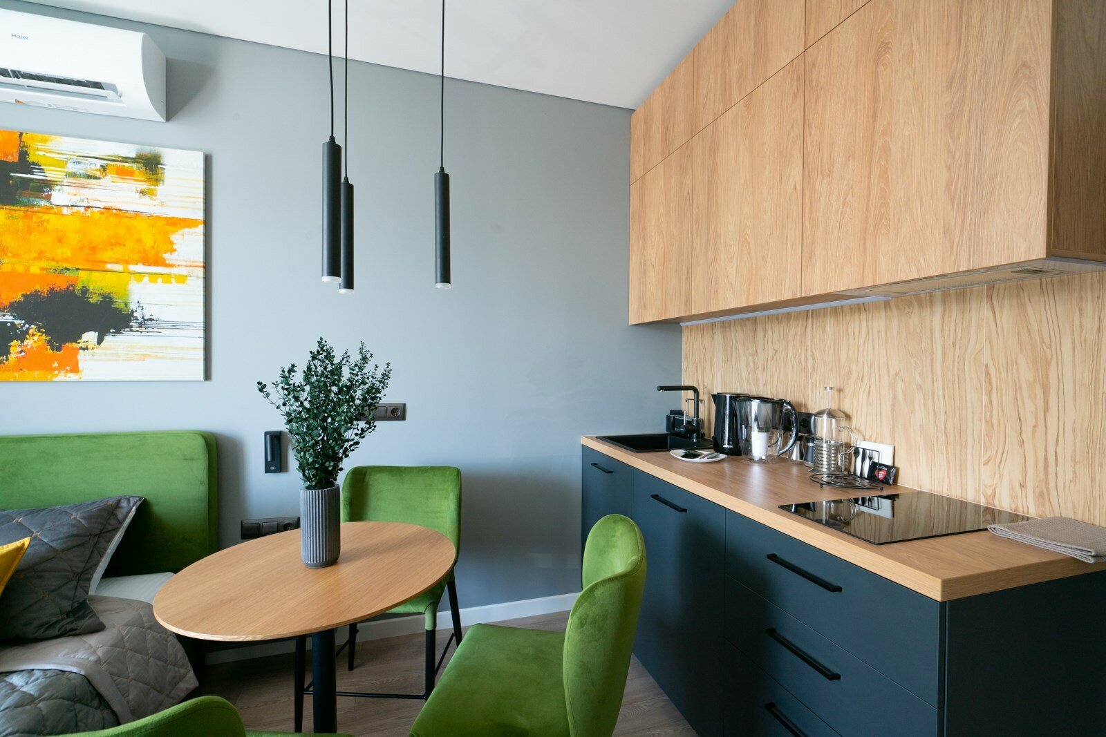 Дизайнерская студия LS-GREEN в ярких оттенках лета в Алуште - боковой вид на море с 13 этажа