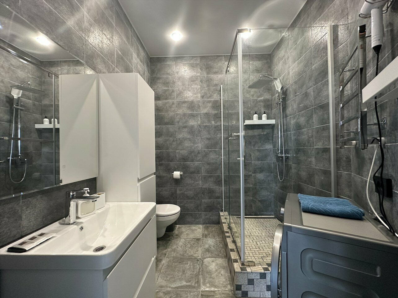 Дизайнерская студия LS-FAMILY COMFORT  летние теплые дни в Алуште - вид на горы с 4 этажа