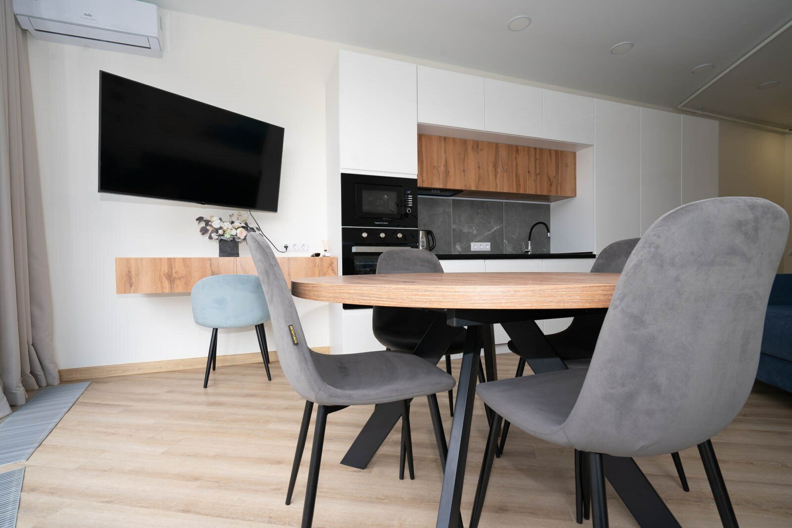 Апартаменты с отдельной спальней LS-DEEP FOREST крымские ландшафты в Алуште - вид на горы и город с 3 этажа