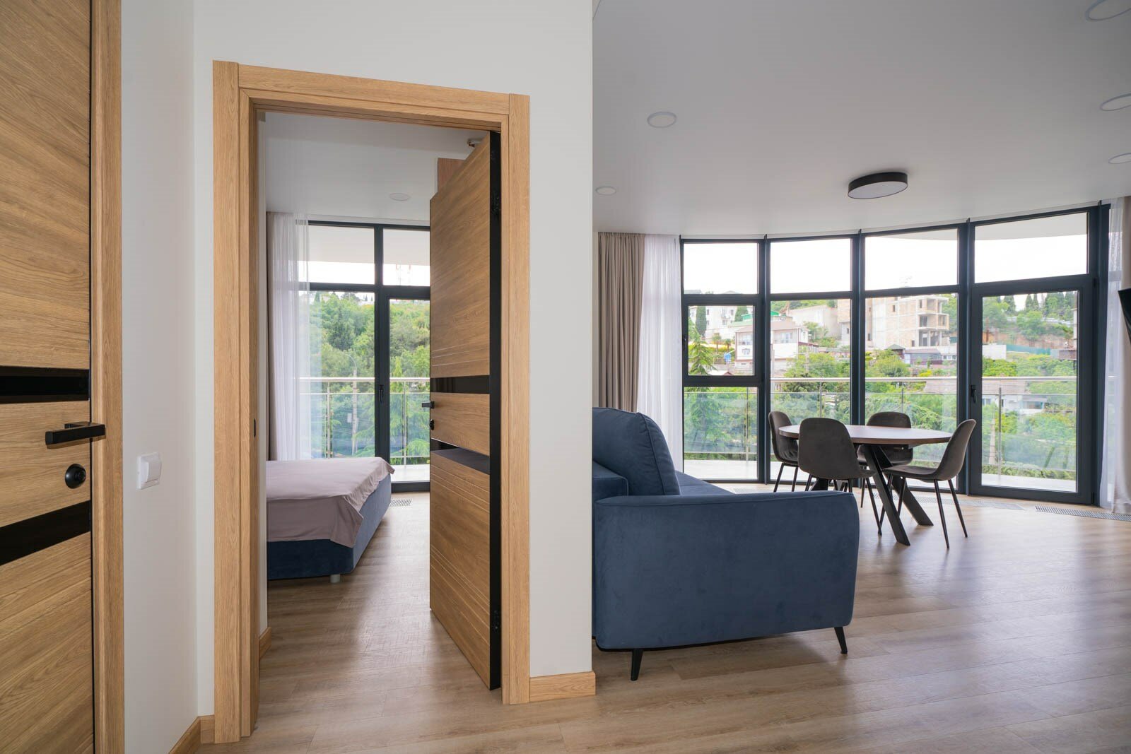 Апартаменты с отдельной спальней LS-DEEP FOREST крымские ландшафты в Алуште - вид на горы и город с 3 этажа