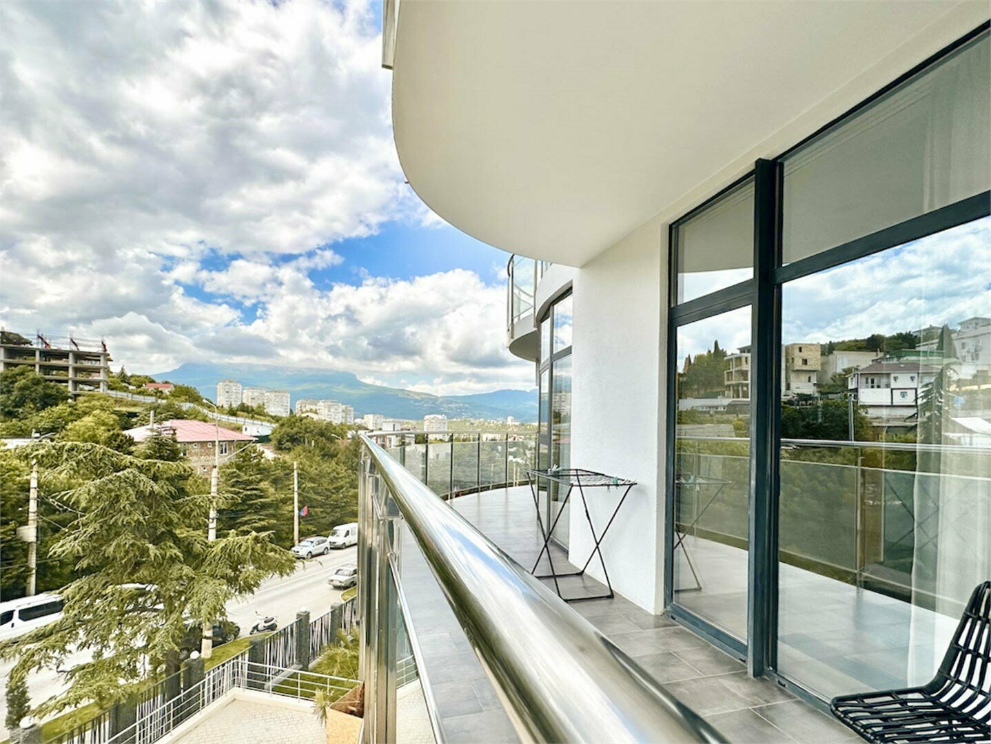 Апартаменты с отдельной спальней LS-DEEP FOREST крымские ландшафты в Алуште - вид на горы и город с 3 этажа