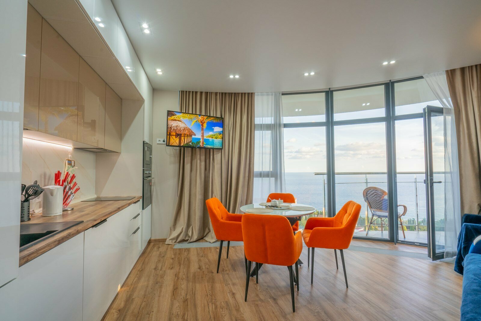 Апартаменты с отдельной спальней LS-LUX-ORANGE в cочных оттенках лета в Алуште - лучший вид на море с 14 этажа