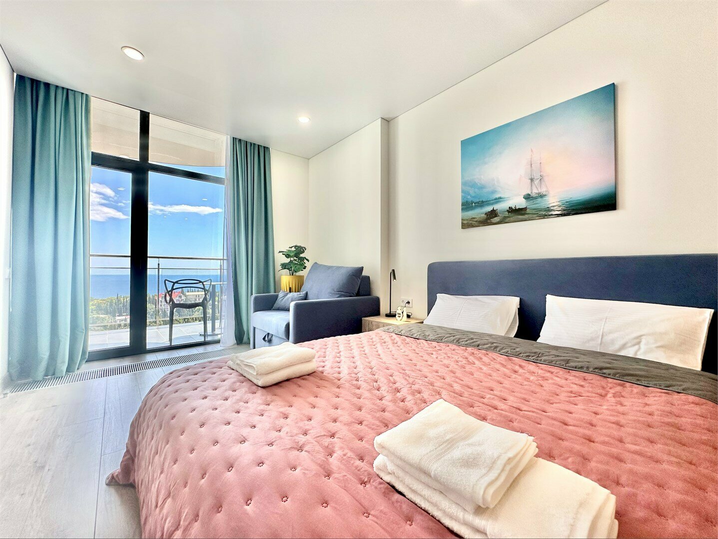 Дизайнерская студия LS-COOL LEMONADE освежающий вкус лимонада в Алуште - вид на море с 6 этажа