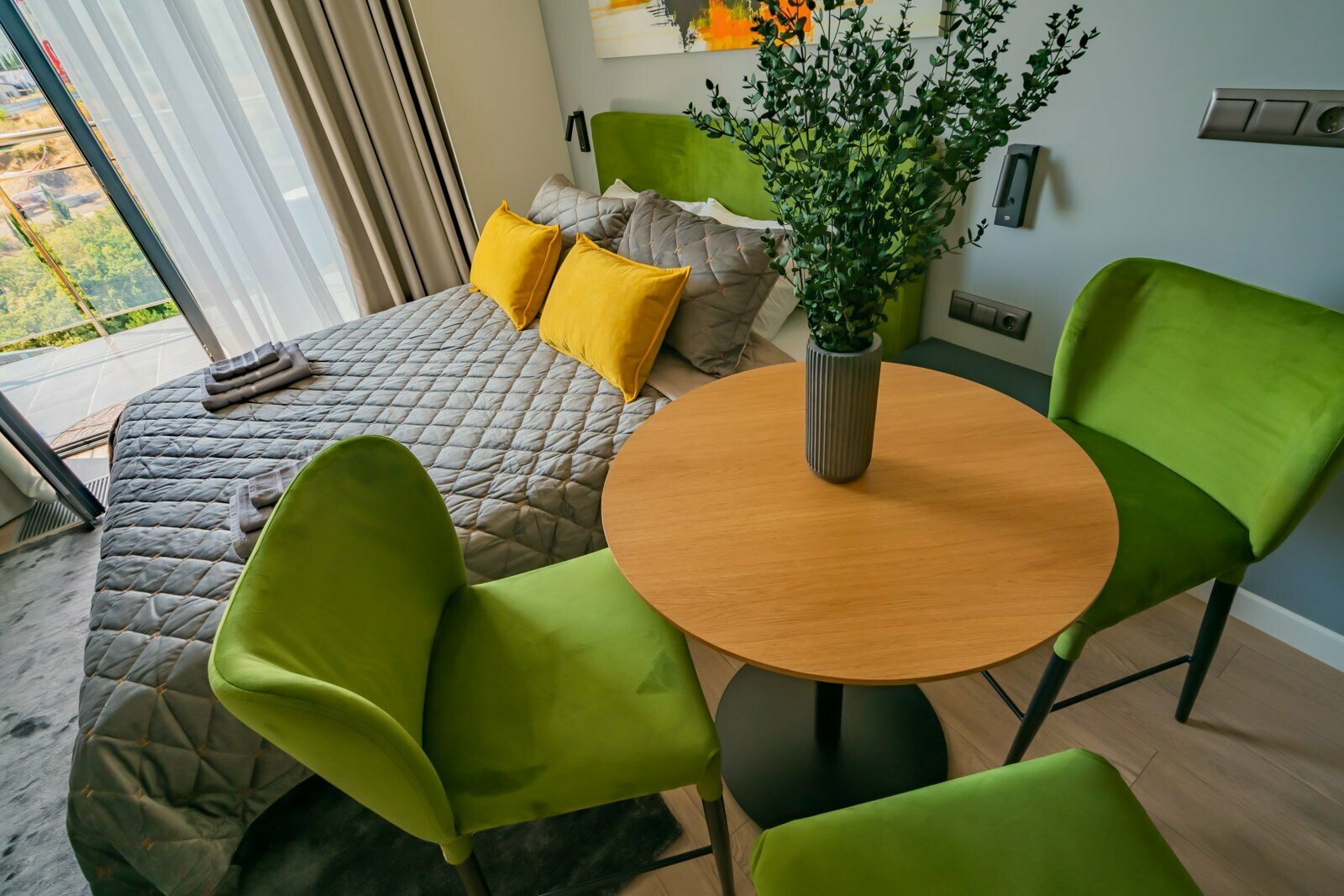 Дизайнерская студия LS-GREEN в ярких оттенках лета в Алуште - боковой вид на море с 13 этажа