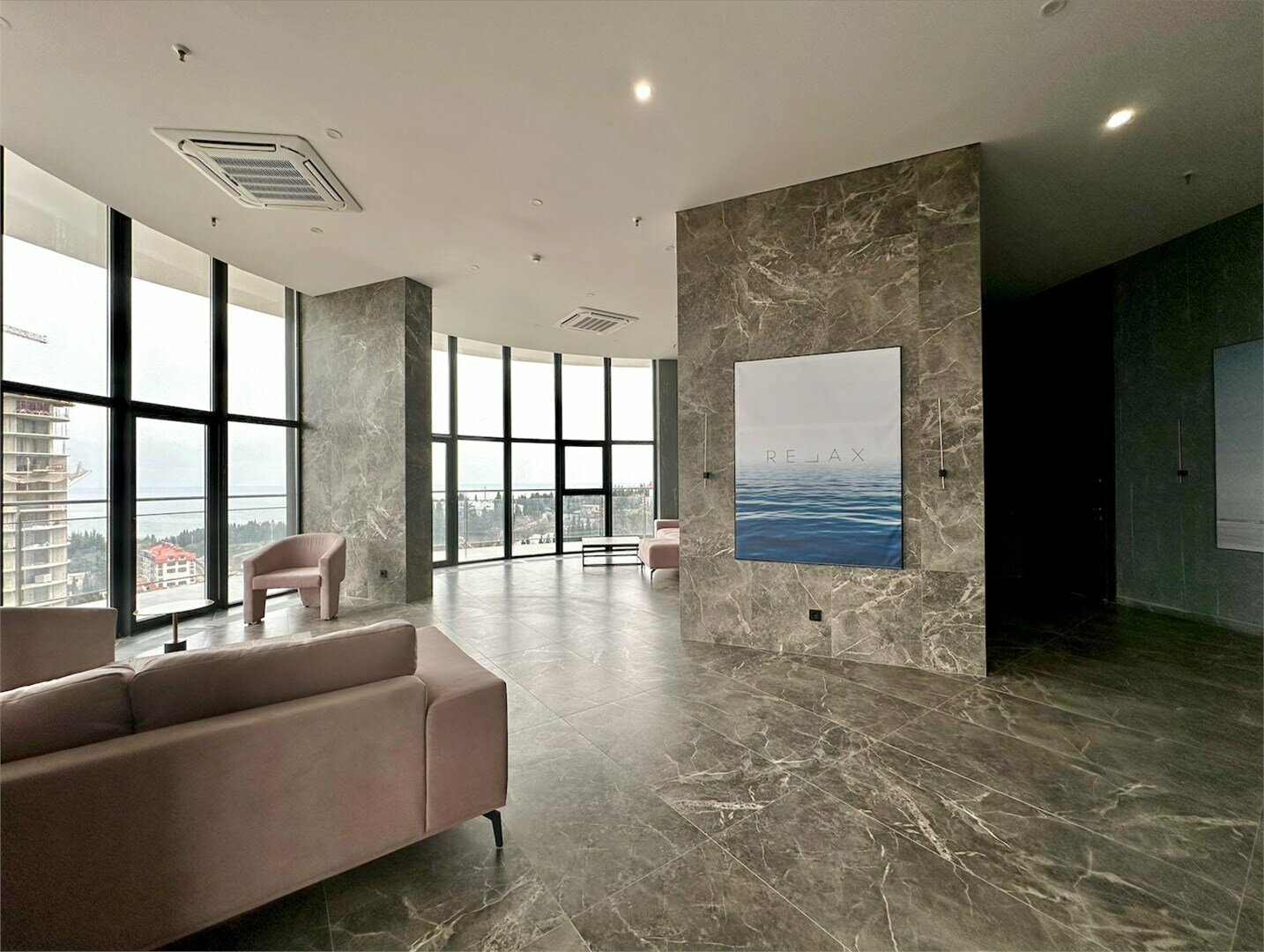 Дизайнерская студия LS-BLUEBERRY ягодных оттенков лета в Алуште - вид на море с 4 этажа