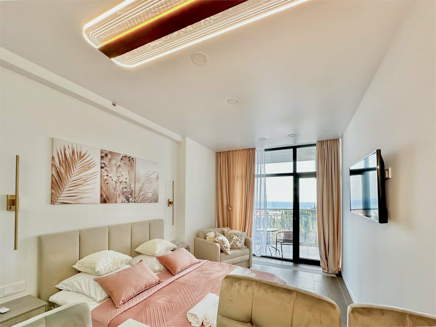 Дизайнерская студия  LS-LUX-SWEET CARAMEL сладкий вкус лета в Алуште - вид на море с 3 этажа