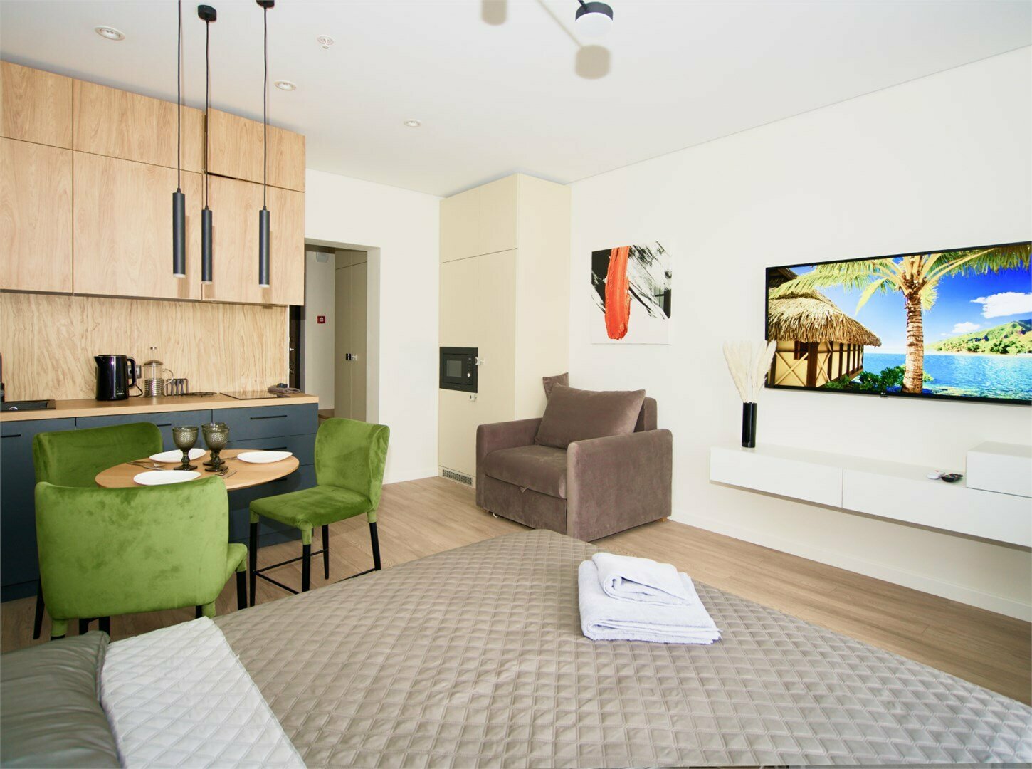 Дизайнерская студия LS-GREEN в ярких оттенках лета в Алуште - боковой вид на море с 13 этажа