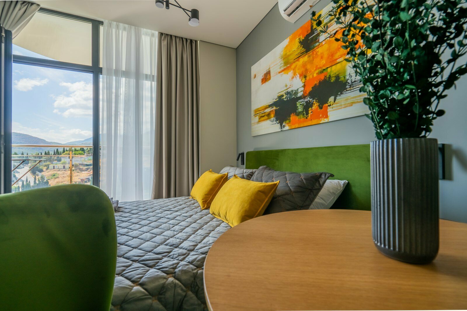 Дизайнерская студия LS-GREEN в ярких оттенках лета в Алуште - боковой вид на море с 13 этажа