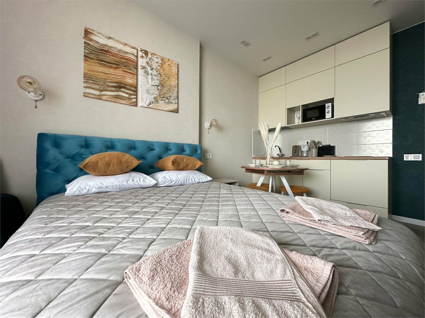 Дизайнерская студия LS-BLUEBERRY ягодных оттенков лета в Алуште - вид на море с 4 этажа