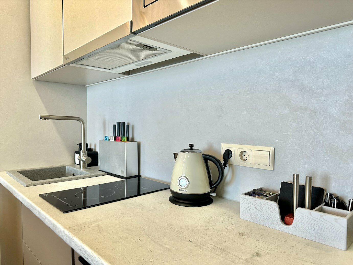 Дизайнерская студия LS-ART-OLIVE в оливковых оттенках лета в Алуште - вид на море с 13 этажа