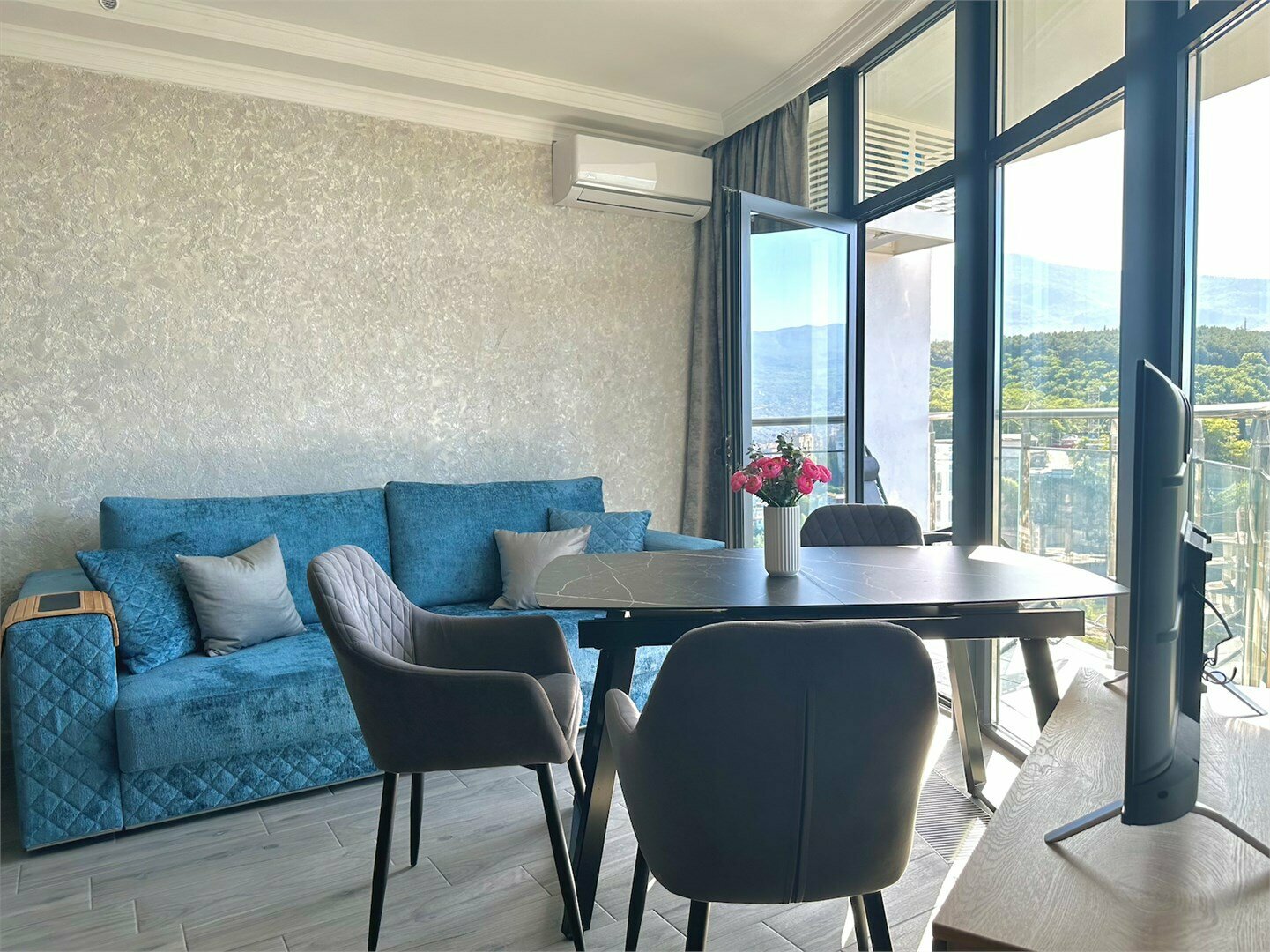 Апартаменты с отдельной спальней LS-FLOWERS TEA ароматы цветочного чая  в Алуште - вид на горы и море с 15 этажа