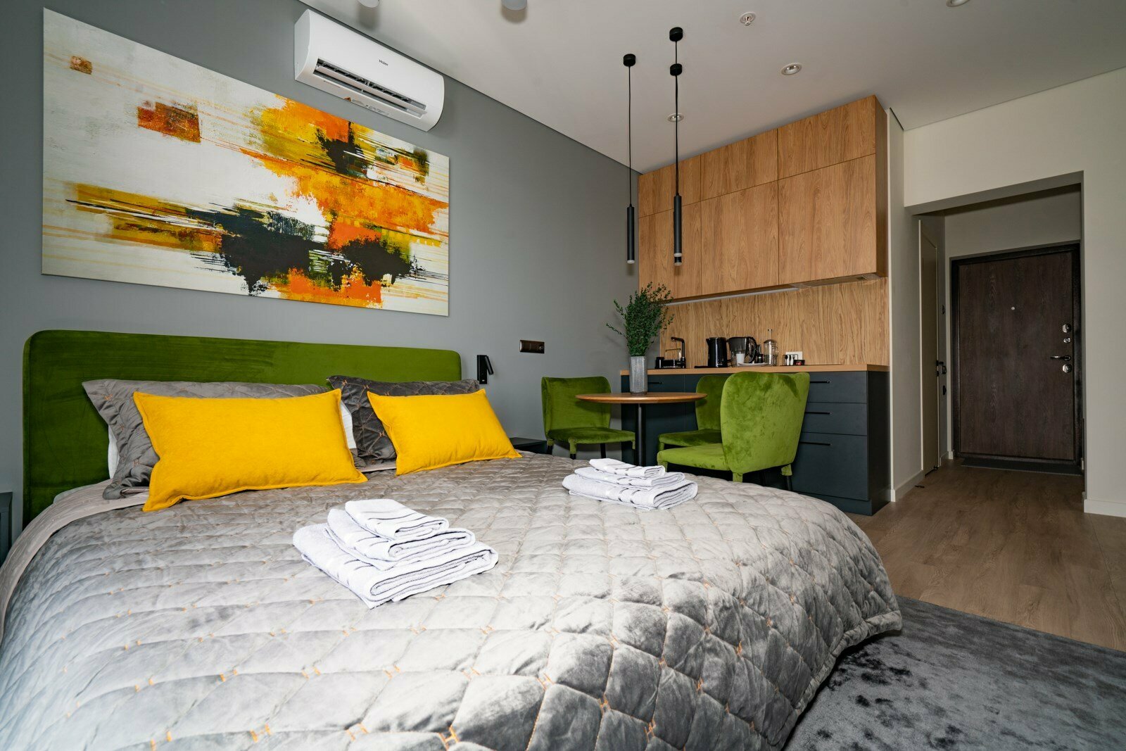 Дизайнерская студия LS-GREEN в ярких оттенках лета в Алуште - боковой вид на море с 13 этажа