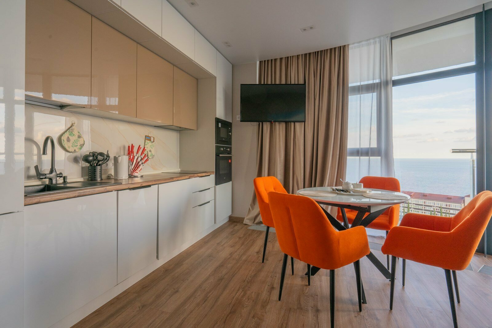 Апартаменты с отдельной спальней LS-LUX-ORANGE в cочных оттенках лета в Алуште - лучший вид на море с 14 этажа