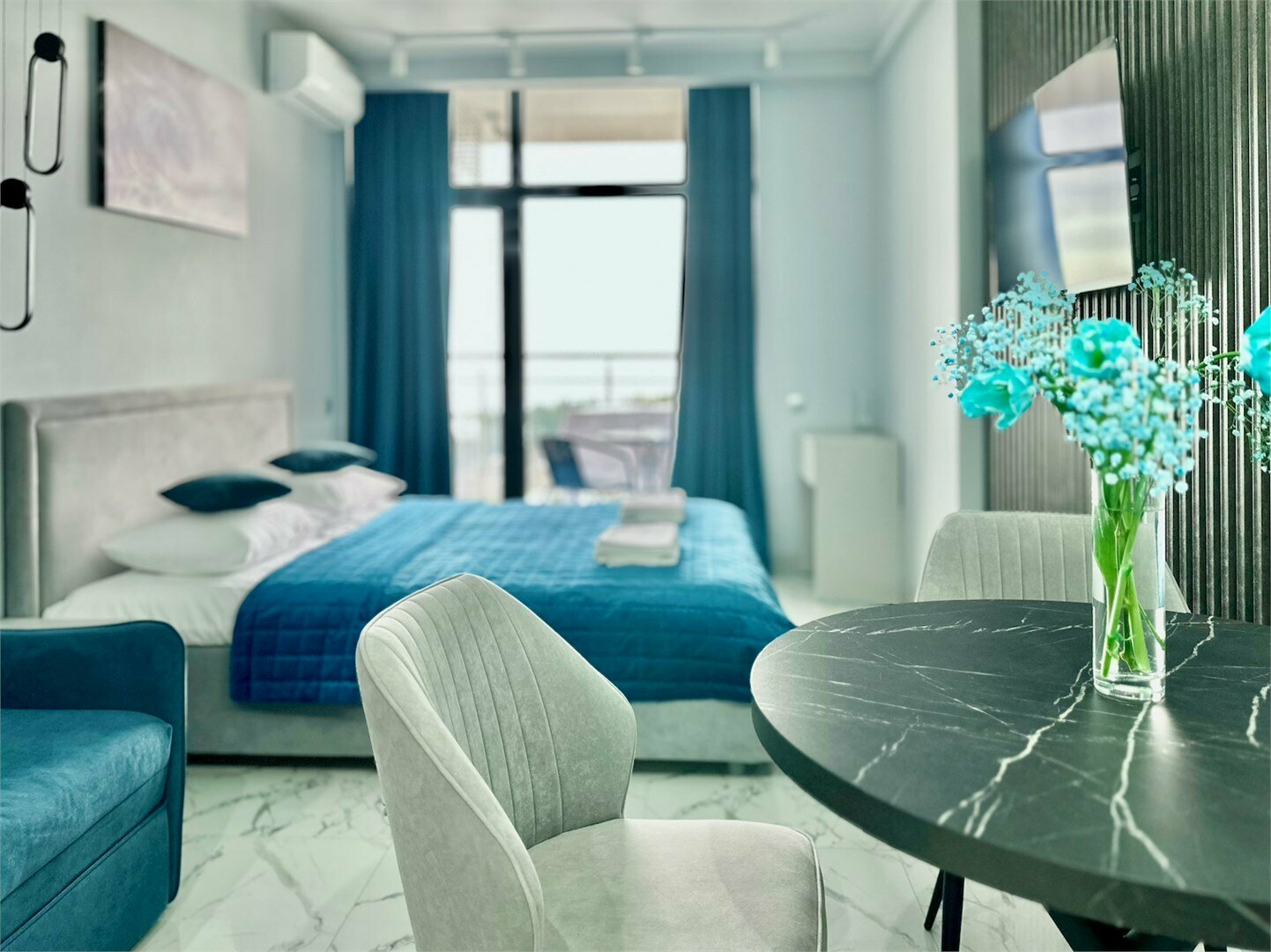 Дизайнерская студия LS-BLUE CURACAO горько-сладкий вкус  лета в Алуште - вид на море с 3 этажа