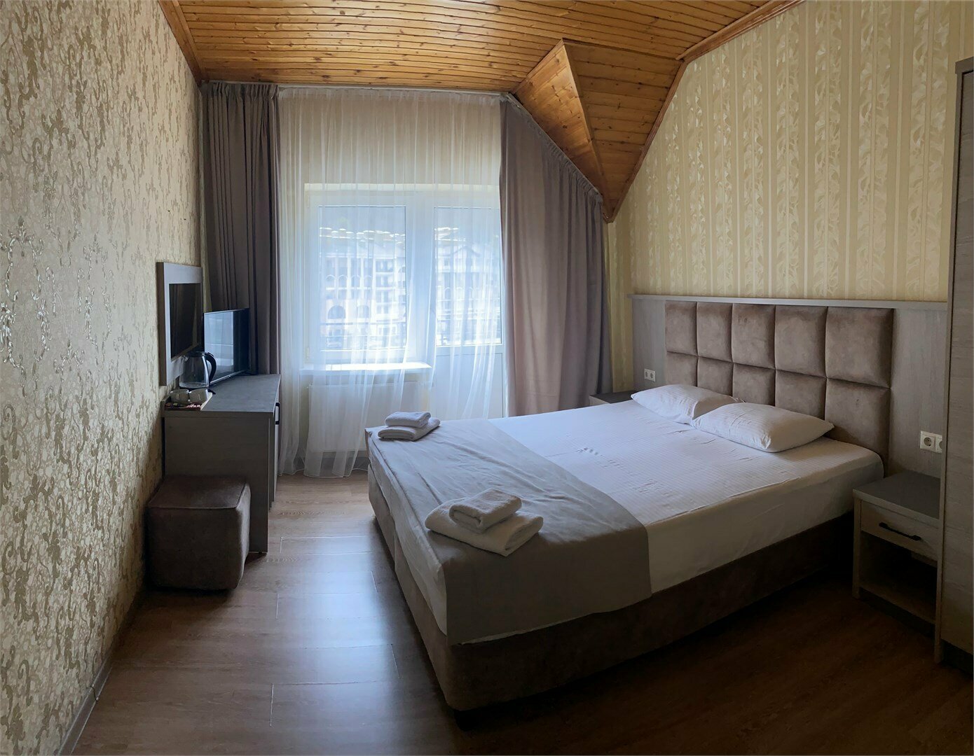 Стандартный двухместный номер с 2 отдельными кроватями и общей ванной комнатой