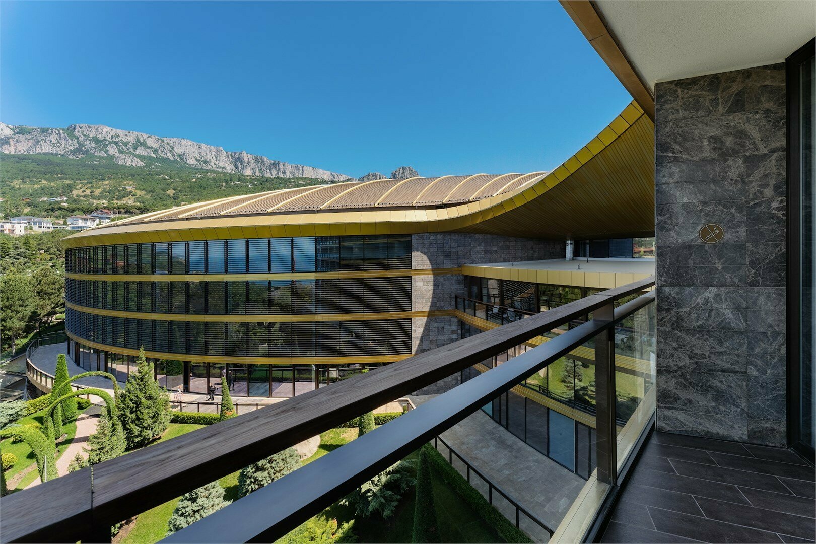 Делюкс Комфорт с видом на горы/сад (две кровати | трансформируются в одну)