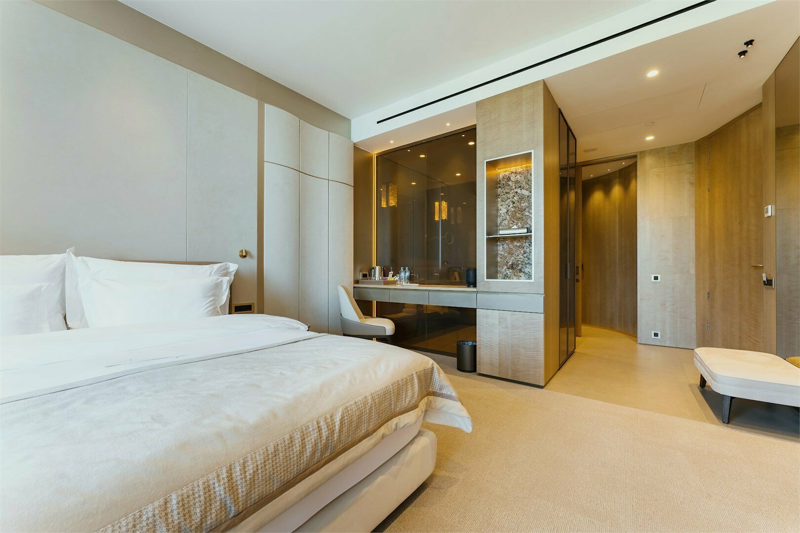 Делюкс Шарм Прайм с видом на горы/сад (одна кровать | размещение на 6-м этаже)