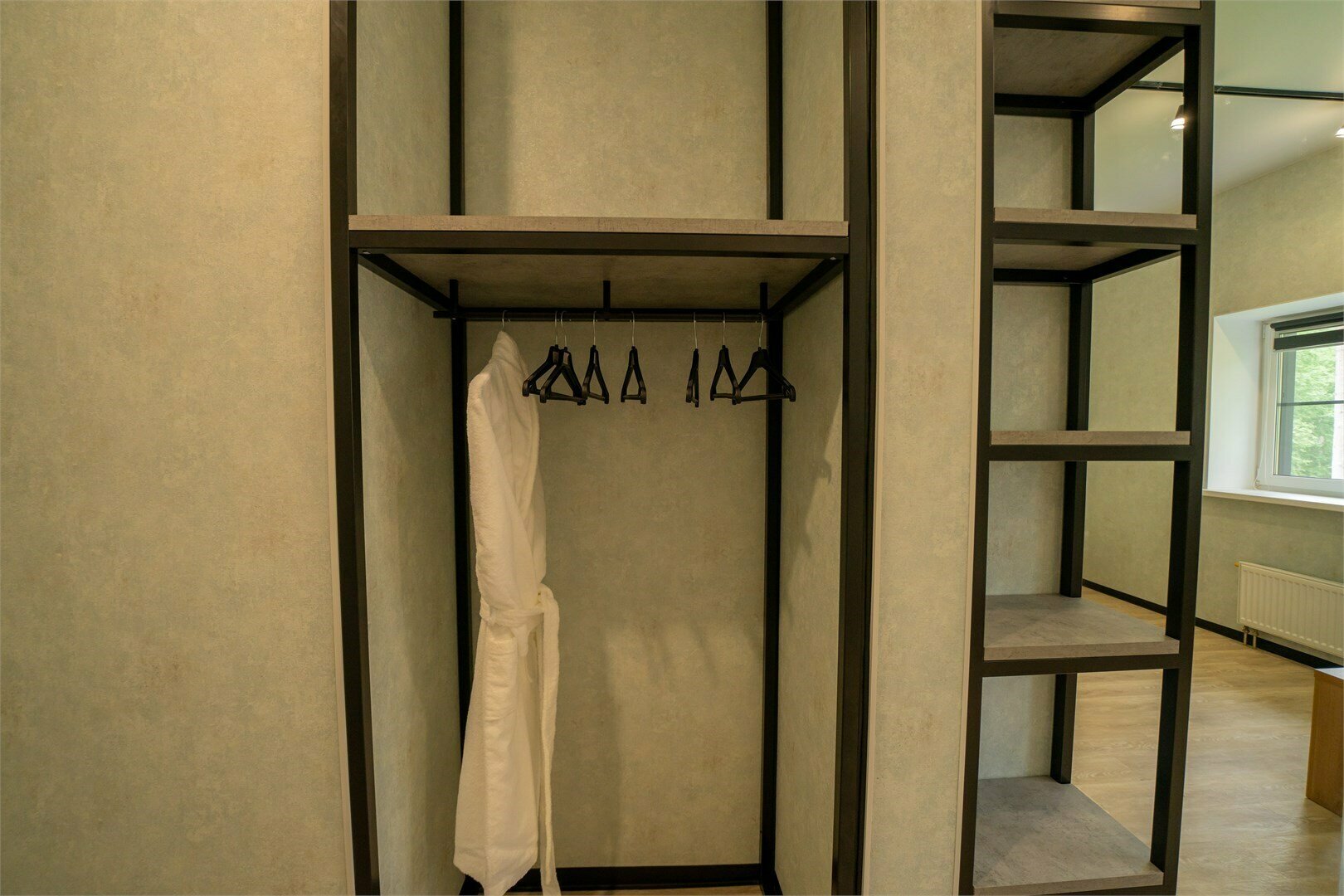 Односпальная кровать в общем номере для женщин