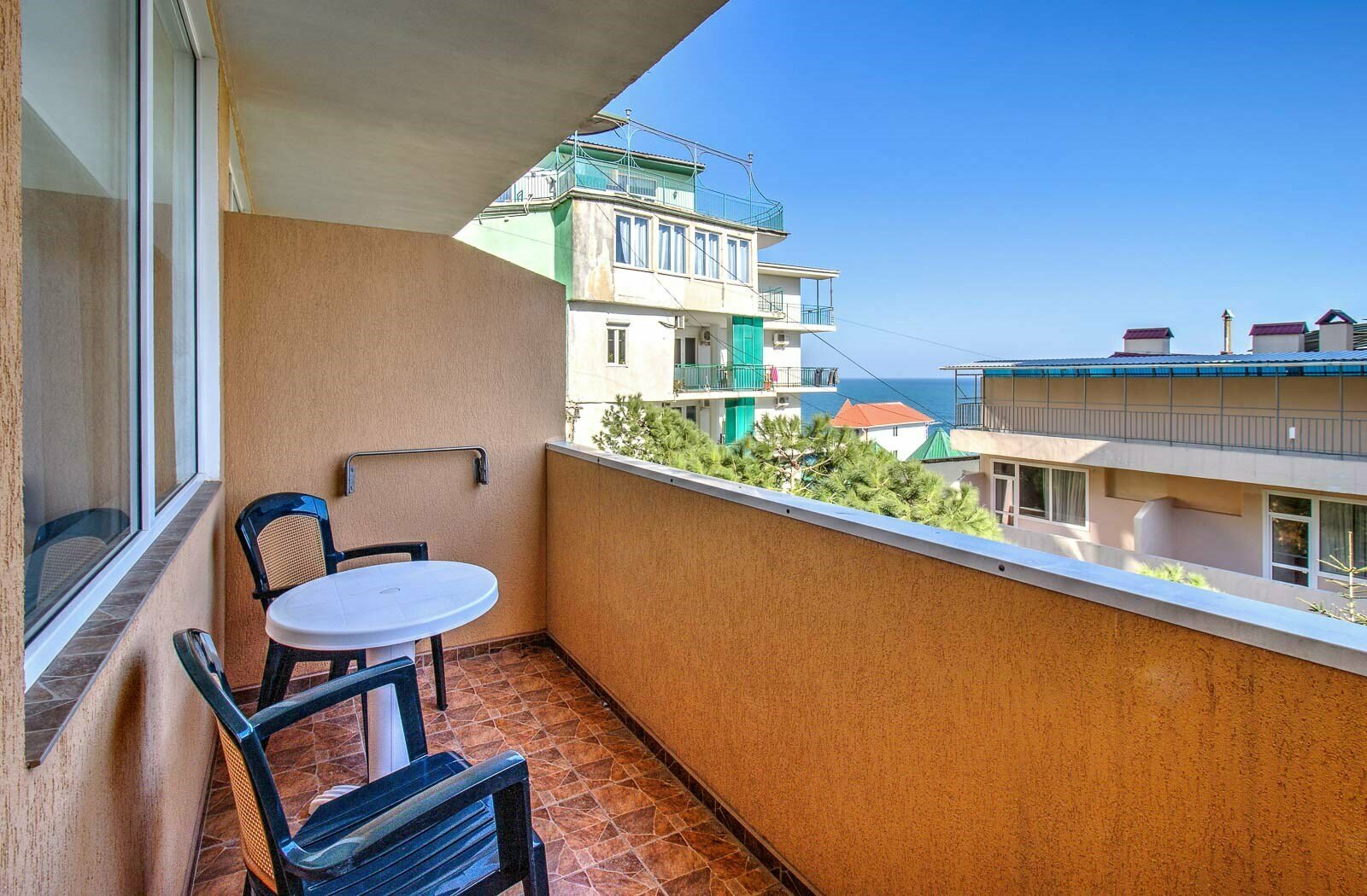 Стандарт боковой вид на море с балконом. Находятся во втором корпусе,  обратите внимания что подъем к корпусу по ступенькам через внутренний дворик Отеля. Парковки,Лифта нет!