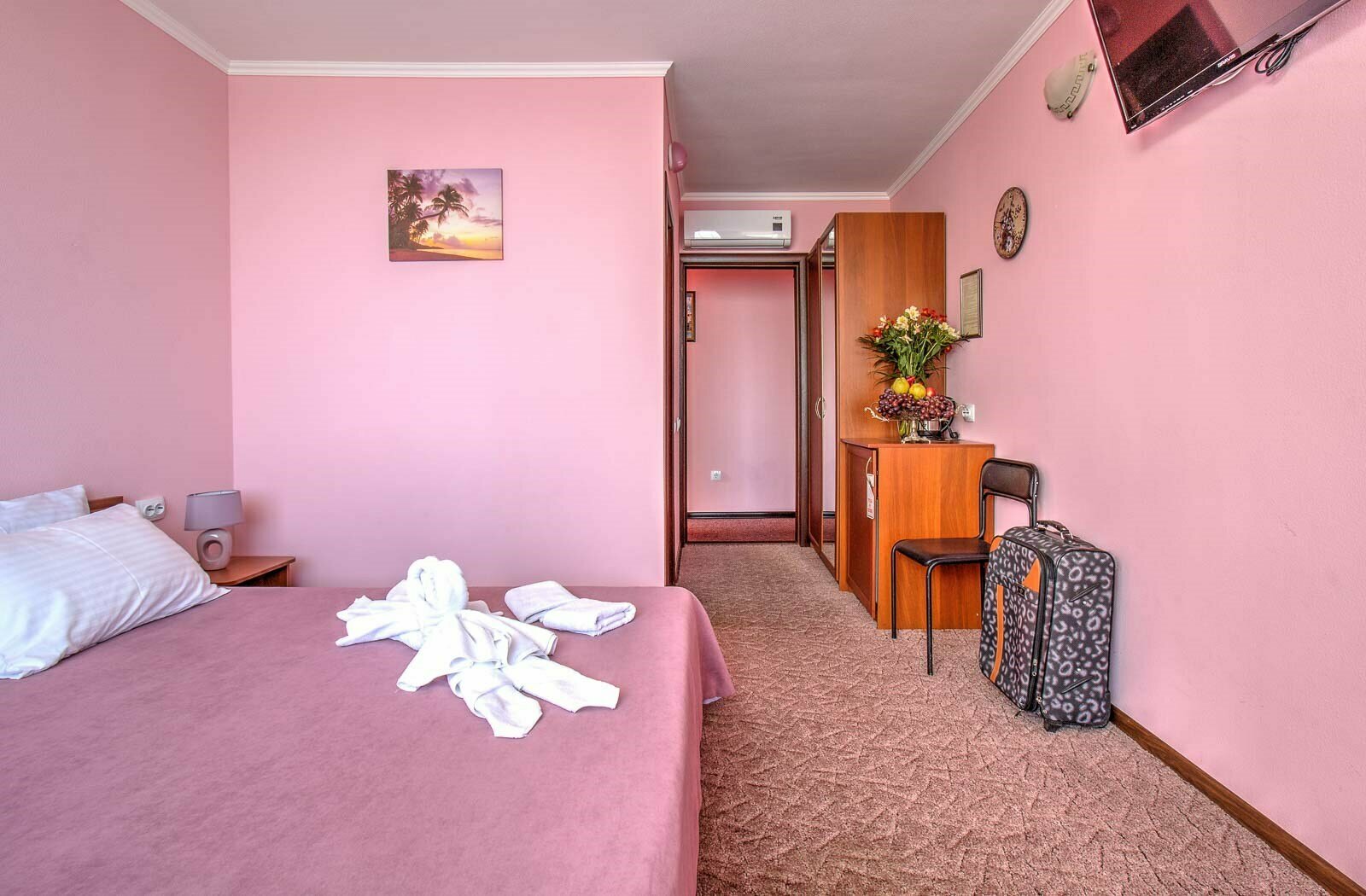 Стандарт боковой вид на море с балконом. Находятся во втором корпусе,  обратите внимания что подъем к корпусу по ступенькам через внутренний дворик Отеля. Парковки,Лифта нет!