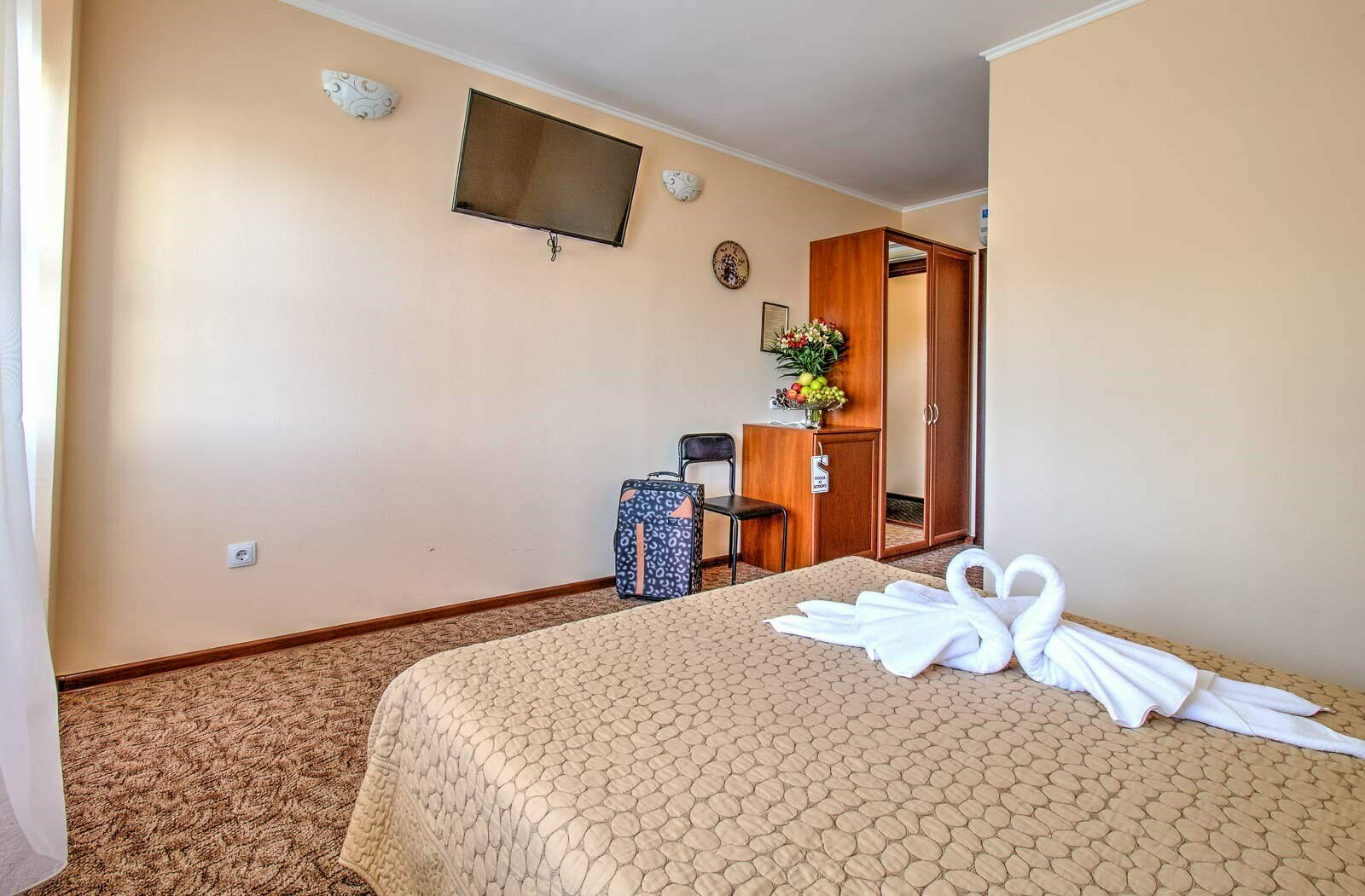 Стандарт боковой вид на море с балконом. Находятся во втором корпусе,  обратите внимания что подъем к корпусу по ступенькам через внутренний дворик Отеля. Парковки,Лифта нет!