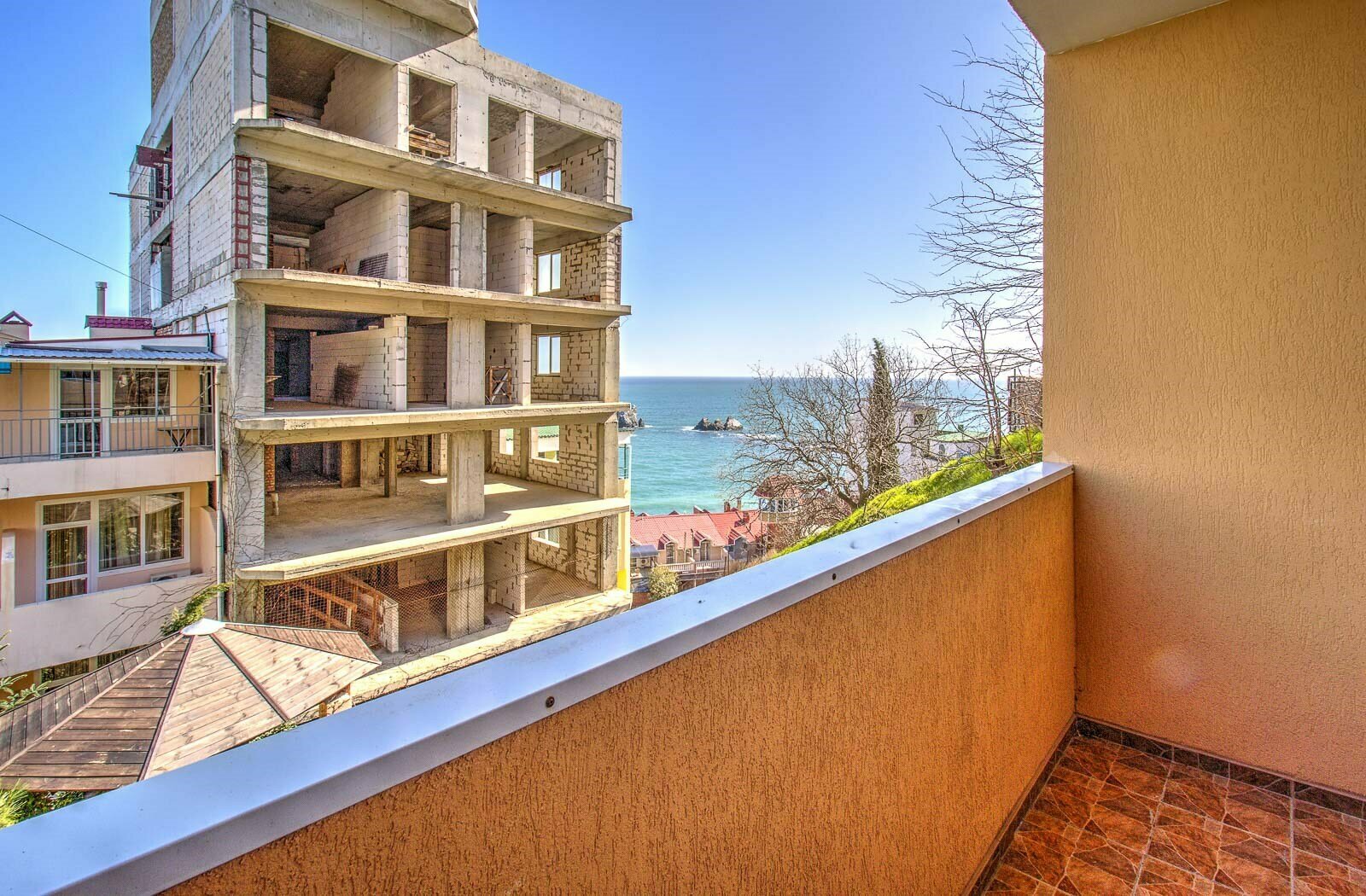 Стандарт боковой вид на море с балконом. Находятся во втором корпусе,  обратите внимания что подъем к корпусу по ступенькам через внутренний дворик Отеля. Парковки,Лифта нет!