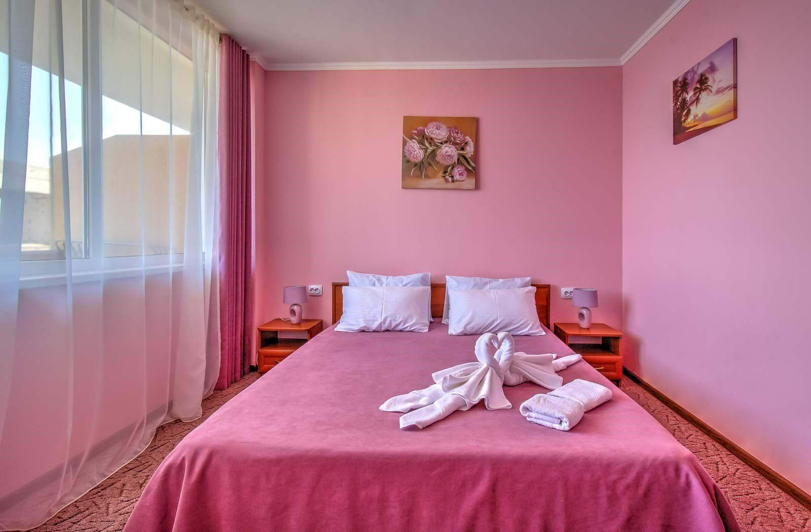 Стандарт боковой вид на море с балконом. Находятся во втором корпусе,  обратите внимания что подъем к корпусу по ступенькам через внутренний дворик Отеля. Парковки,Лифта нет!