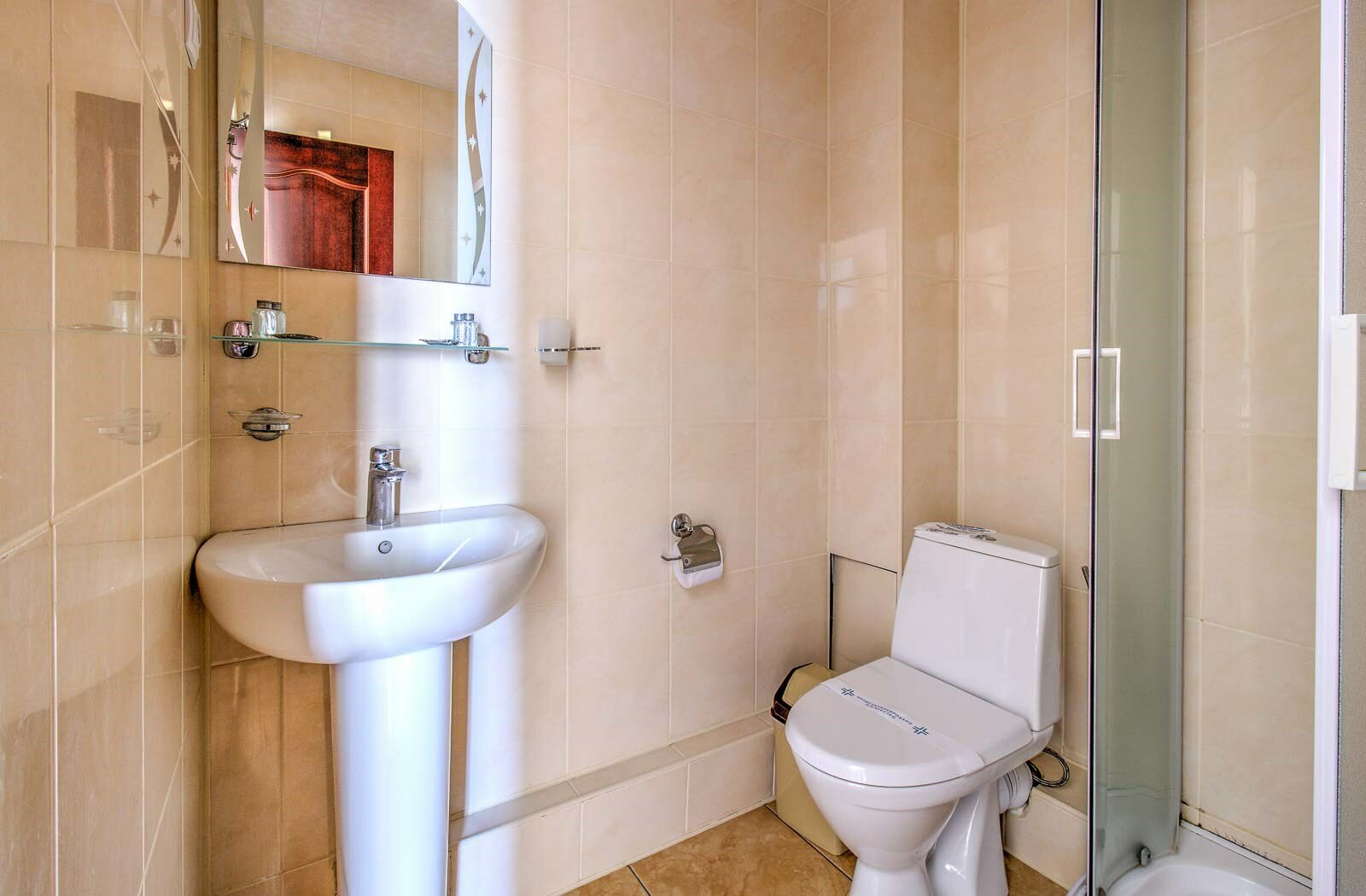 Стандарт боковой вид на море с балконом. Находятся во втором корпусе,  обратите внимания что подъем к корпусу по ступенькам через внутренний дворик Отеля. Парковки,Лифта нет!