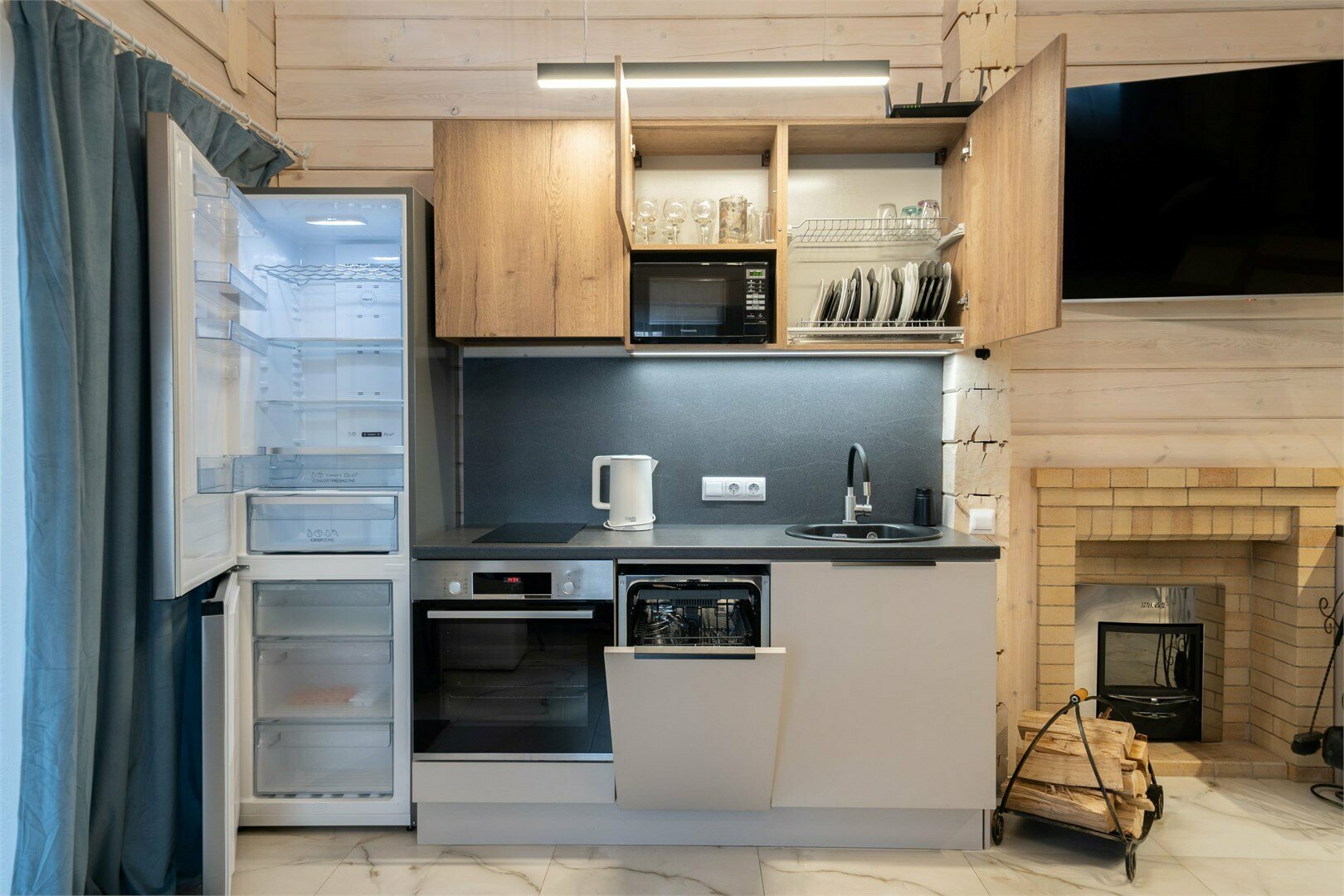 Дом из бруса с 2 спальнями, камином и баней из осины 4+2