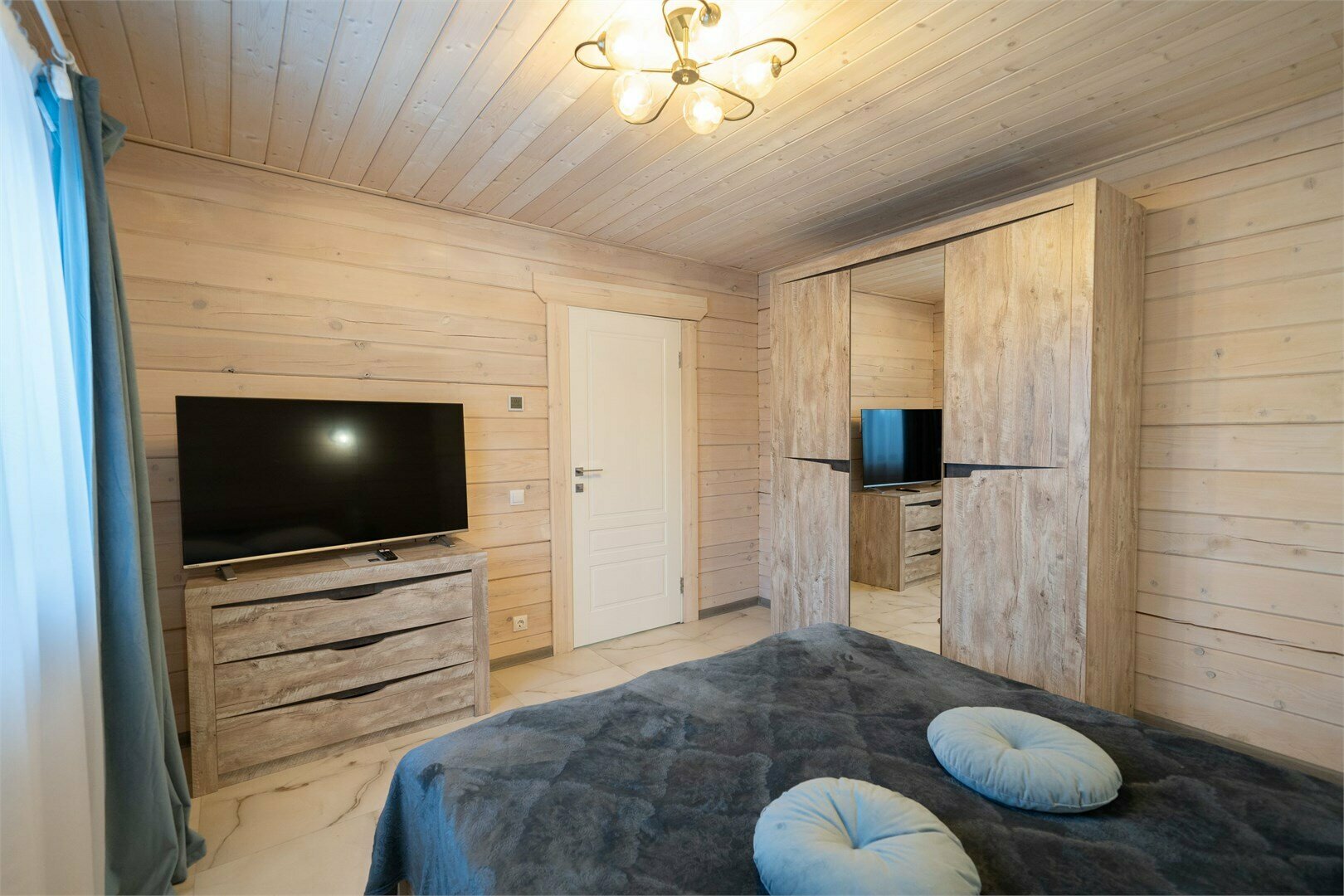 Дом из бруса с 2 спальнями, камином и баней из осины 4+2