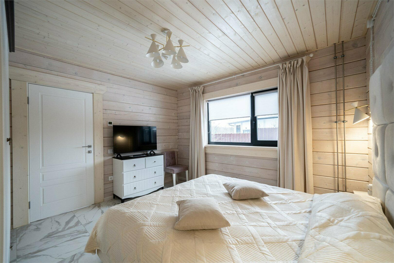 Дом из бруса с 2 спальнями, камином и баней из липы 4+2