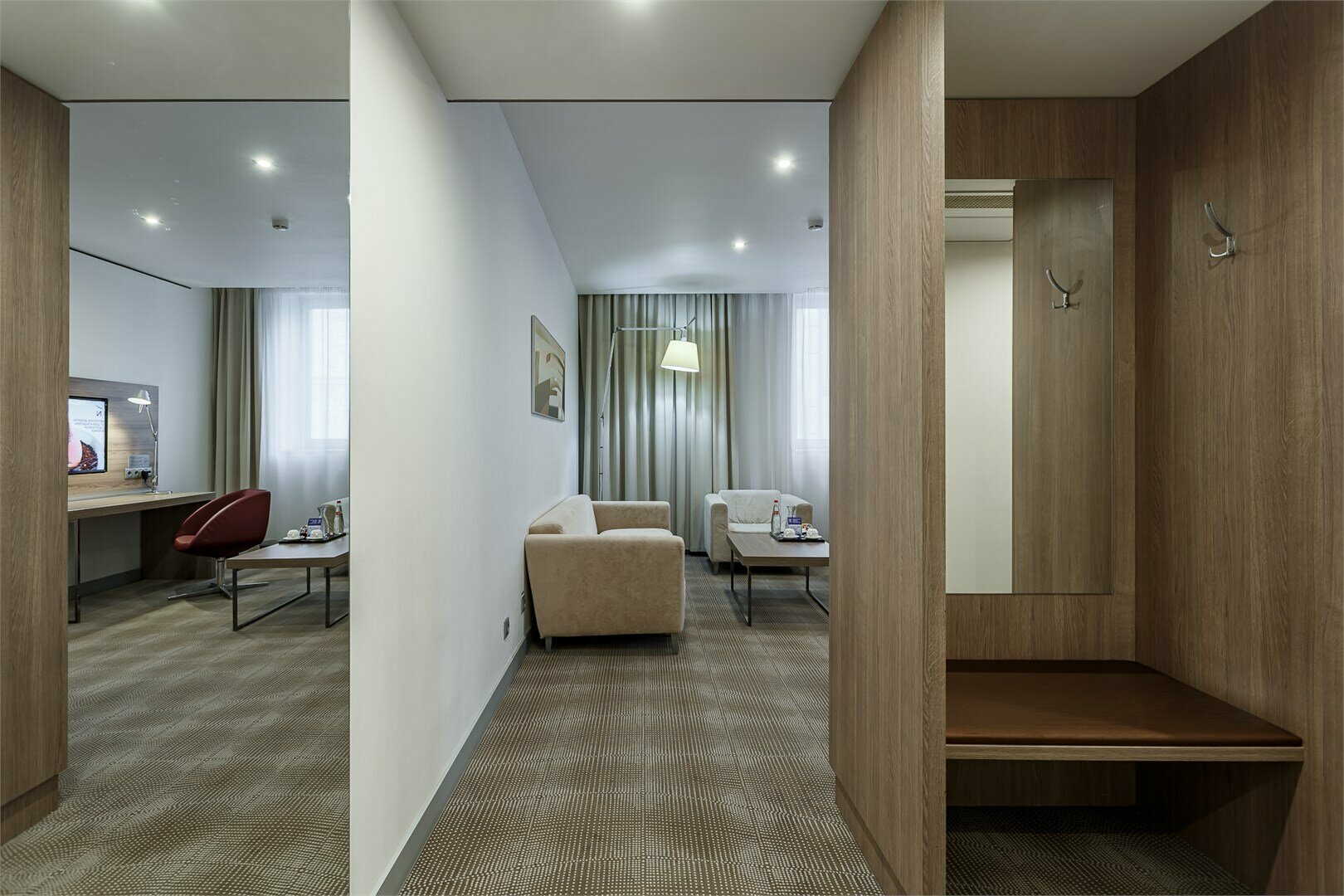 Номер Suite с двуспальной кроватью и диваном