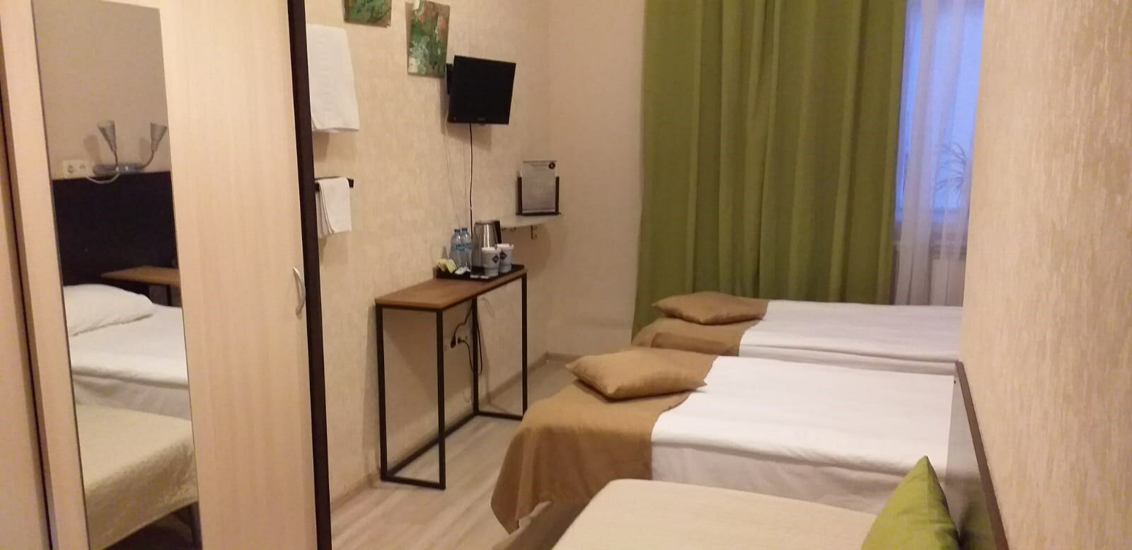 Бюджет 15м2 . Туалетная комната общая на 3 номера.