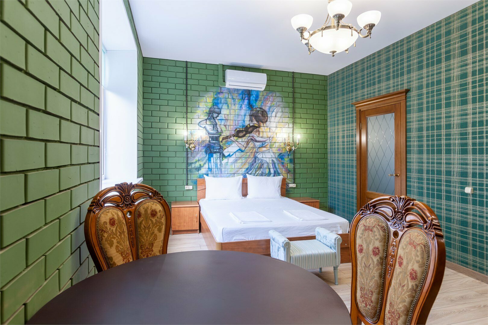 323- "Англия". Двухкомнатные апартаменты с камином, кроватью "King- size", односпальной кроватью и кухней. Новый 2 корпус, бесплатная стоянка