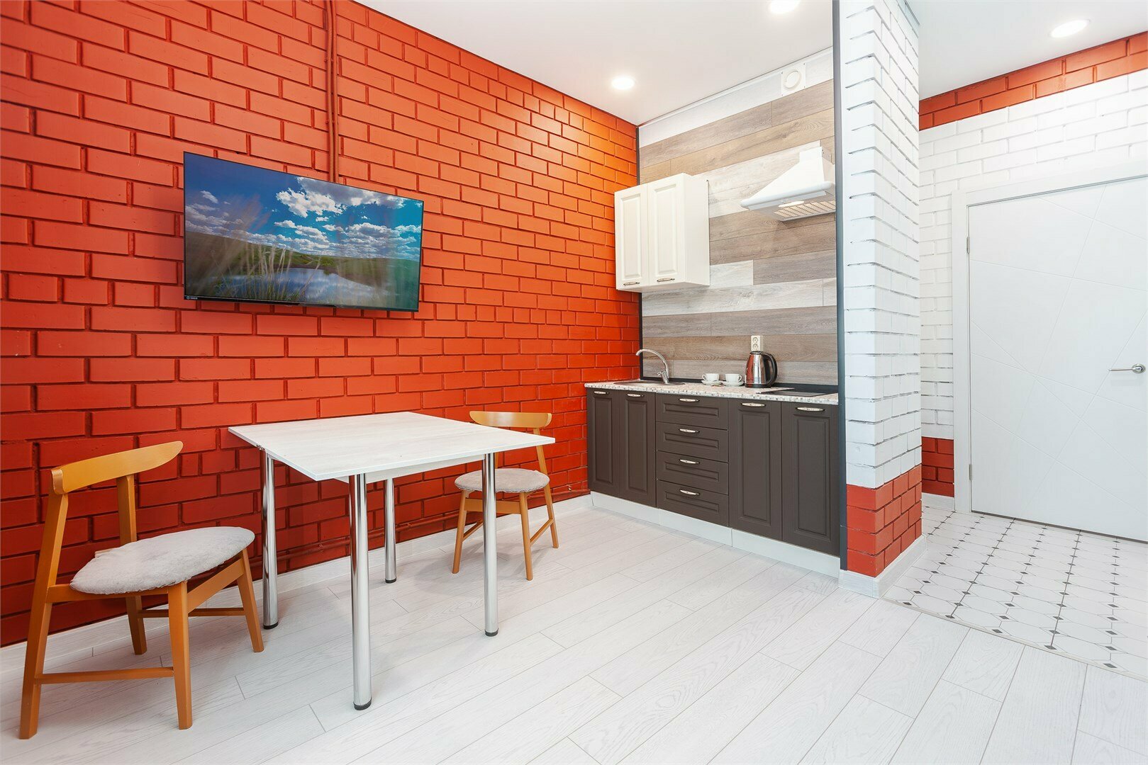 311- "Я не такая". Апартаменты  студия+ спальня, с 1кроватью "King- size", диваном-кроватью, электрокамином и кухней. Новый 2 корпус, бесплатная стоянка