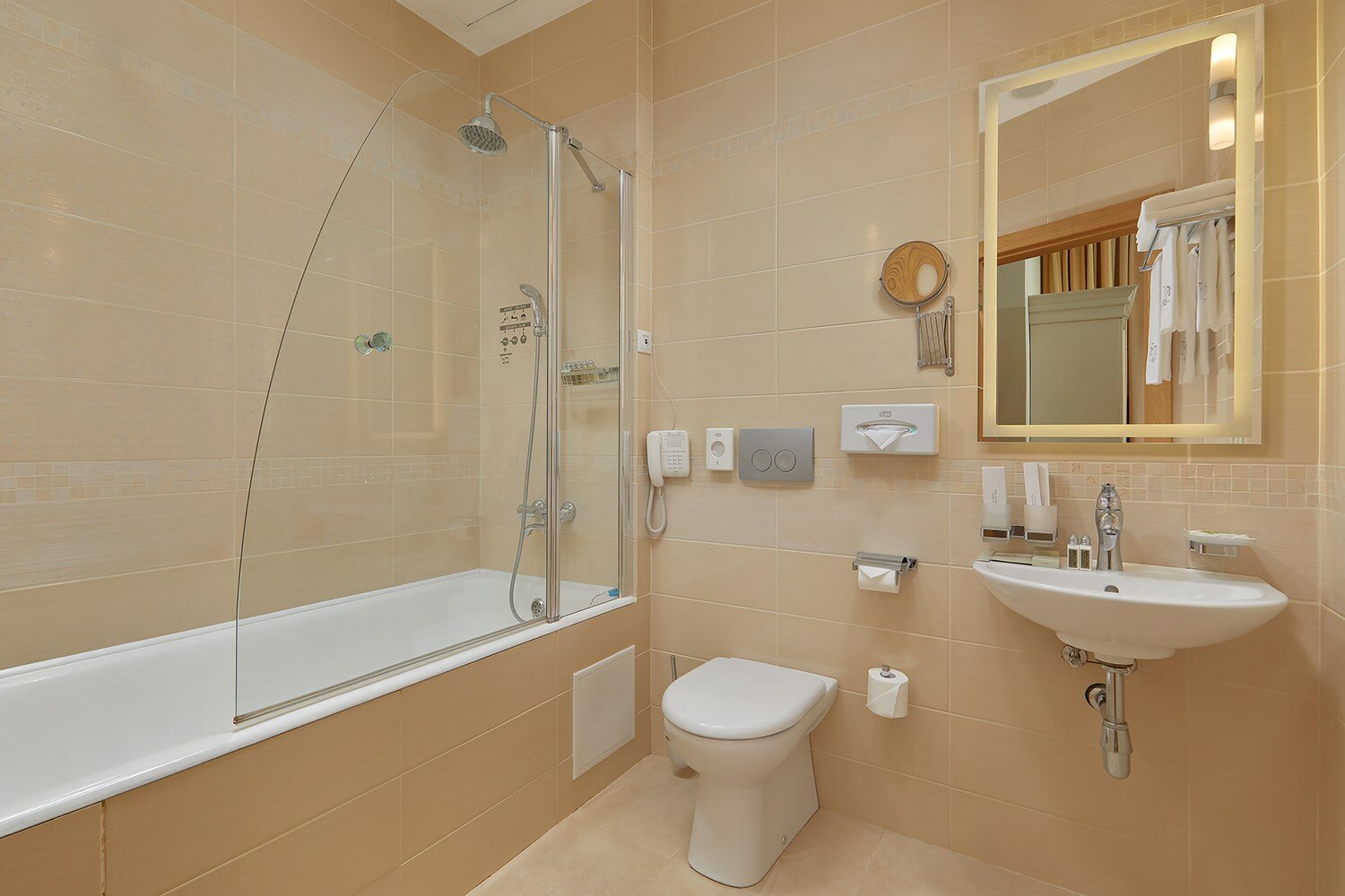 Делюкс с большой кроватью и диваном