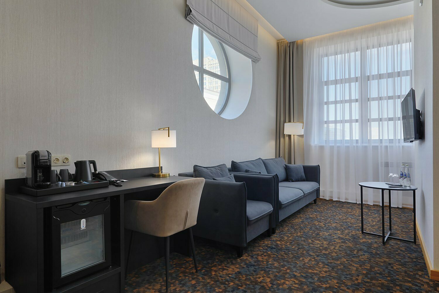 Делюкс с большой кроватью и диваном