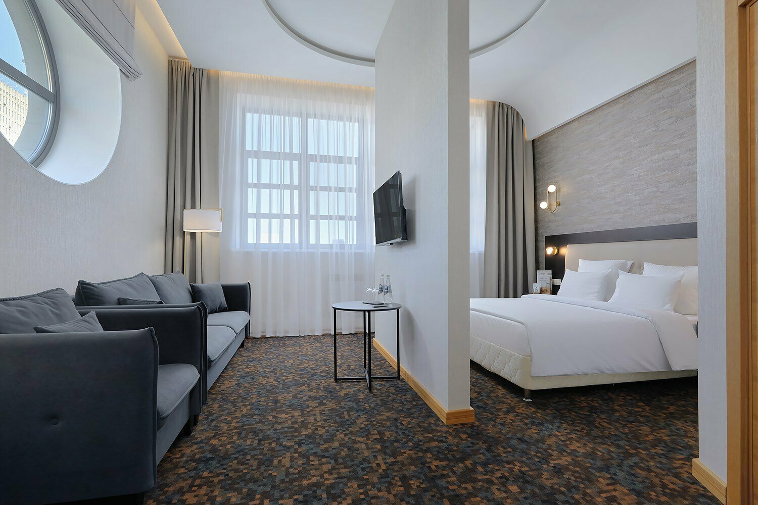 Делюкс с большой кроватью и диваном