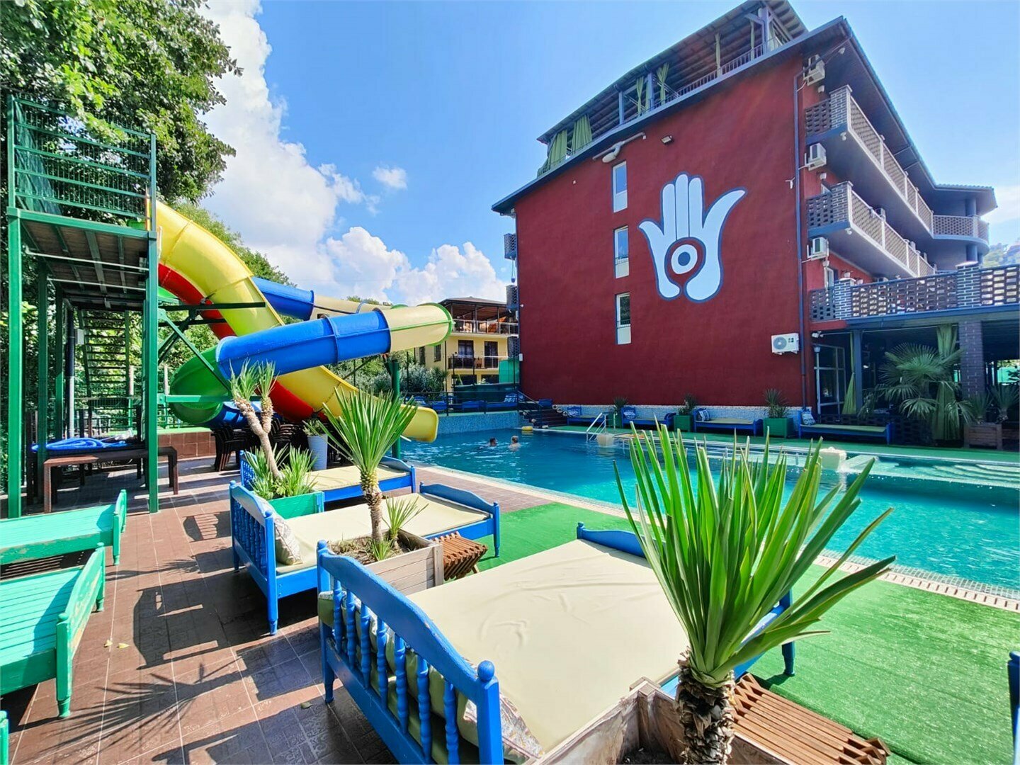 Трехместный номер с балконом