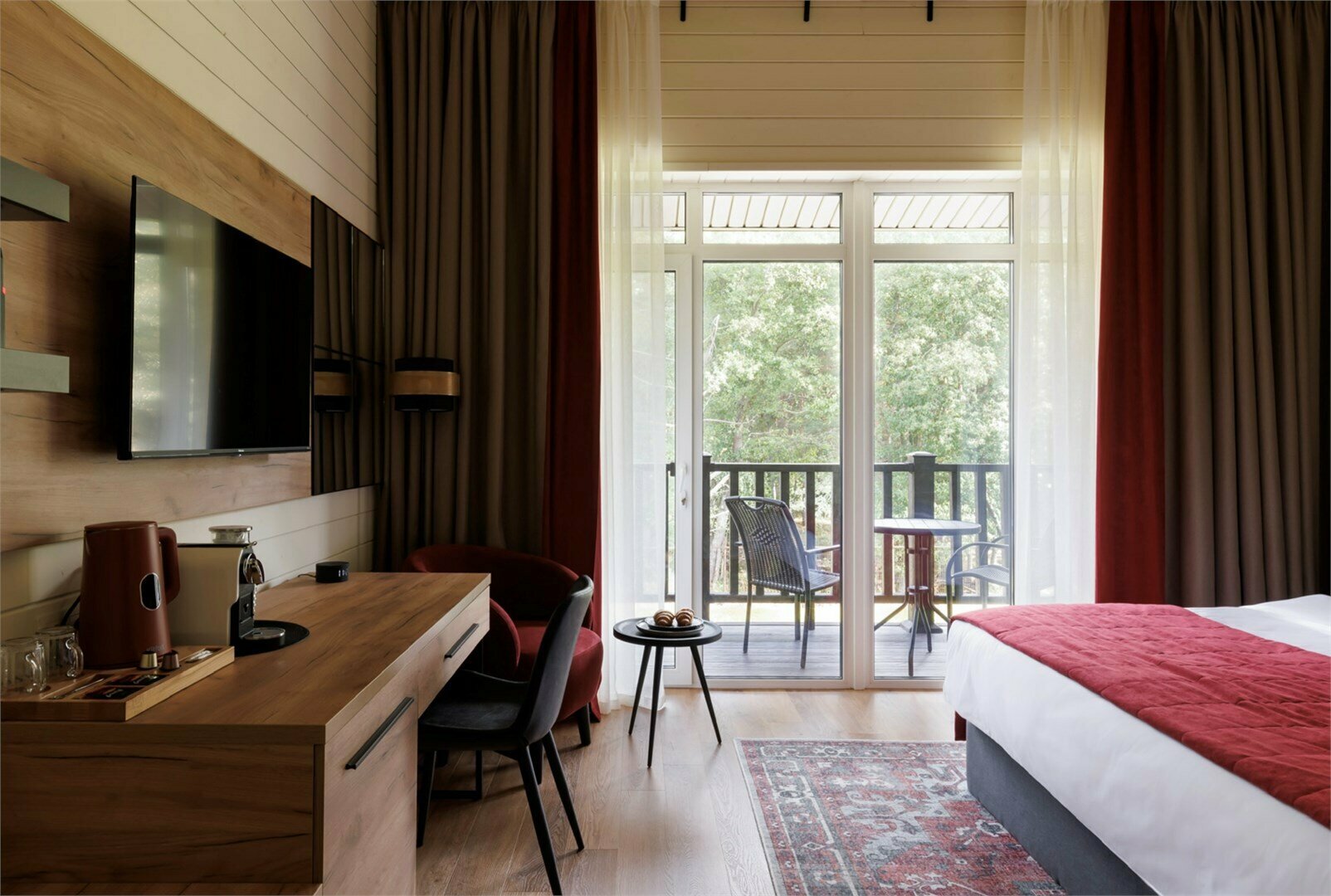 Комфорт с одной большой двуспальной кроватью, с балконом и видом на лес