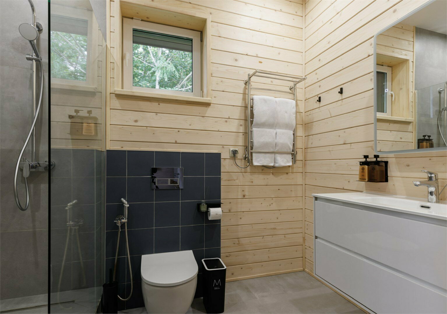 Двухэтажный коттедж с индивидуальной зоной барбекю и террасой