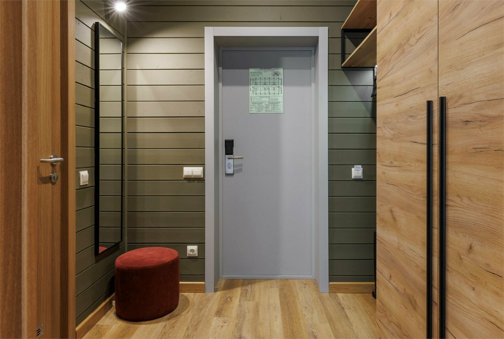 Комфорт с одной большой двуспальной кроватью, с балконом и видом на лес