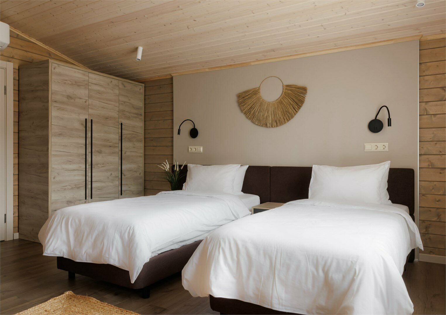 Двухэтажный коттедж с индивидуальной зоной барбекю и террасой