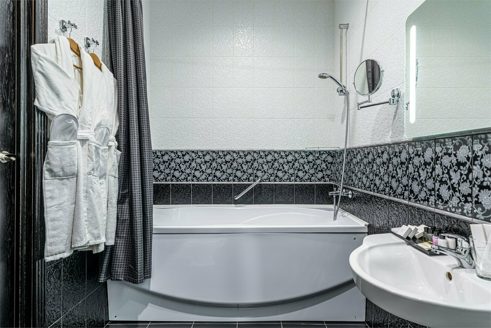 Полулюкс с двуспальной кроватью и диваном