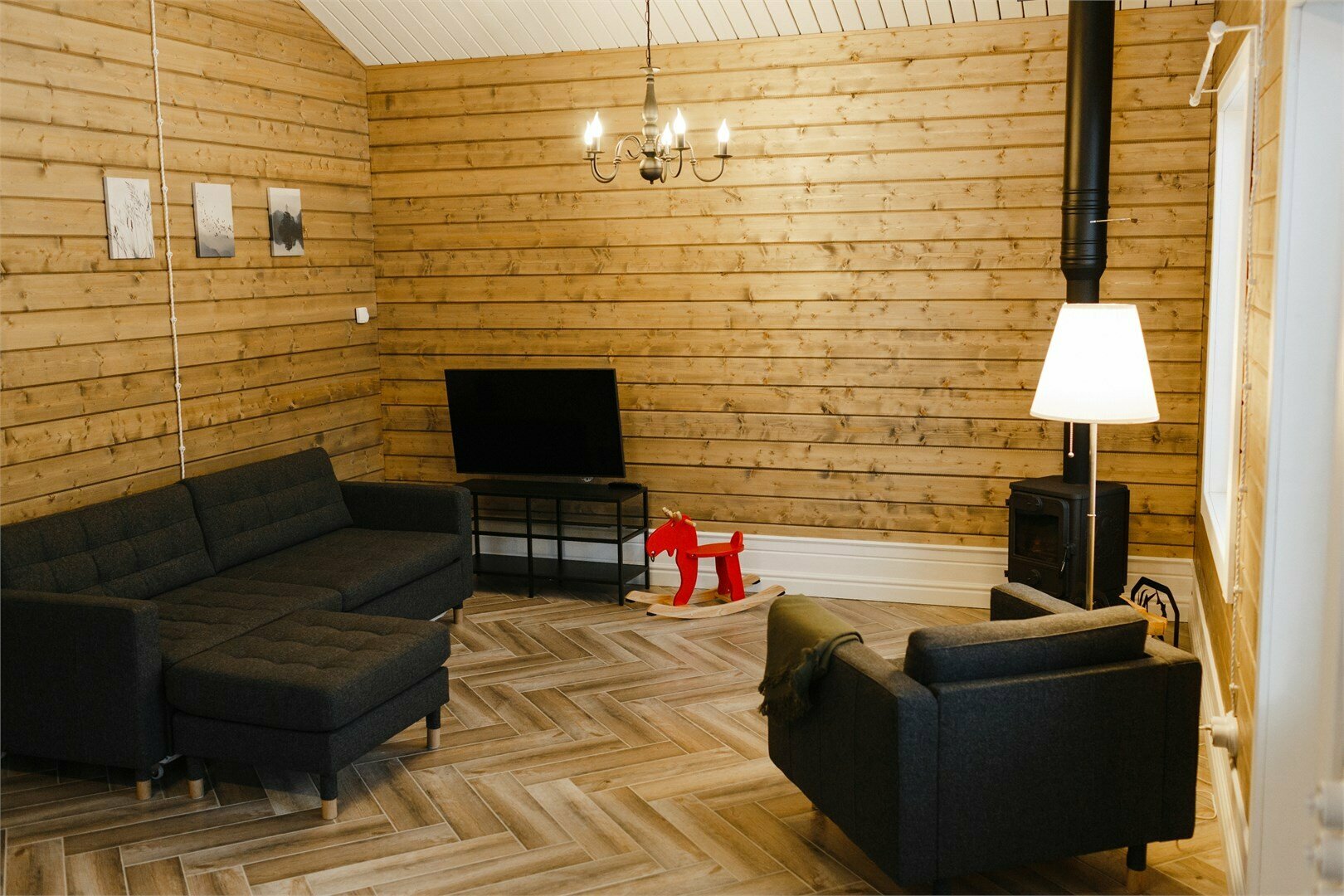 Скандинавский дом с видом на озеро