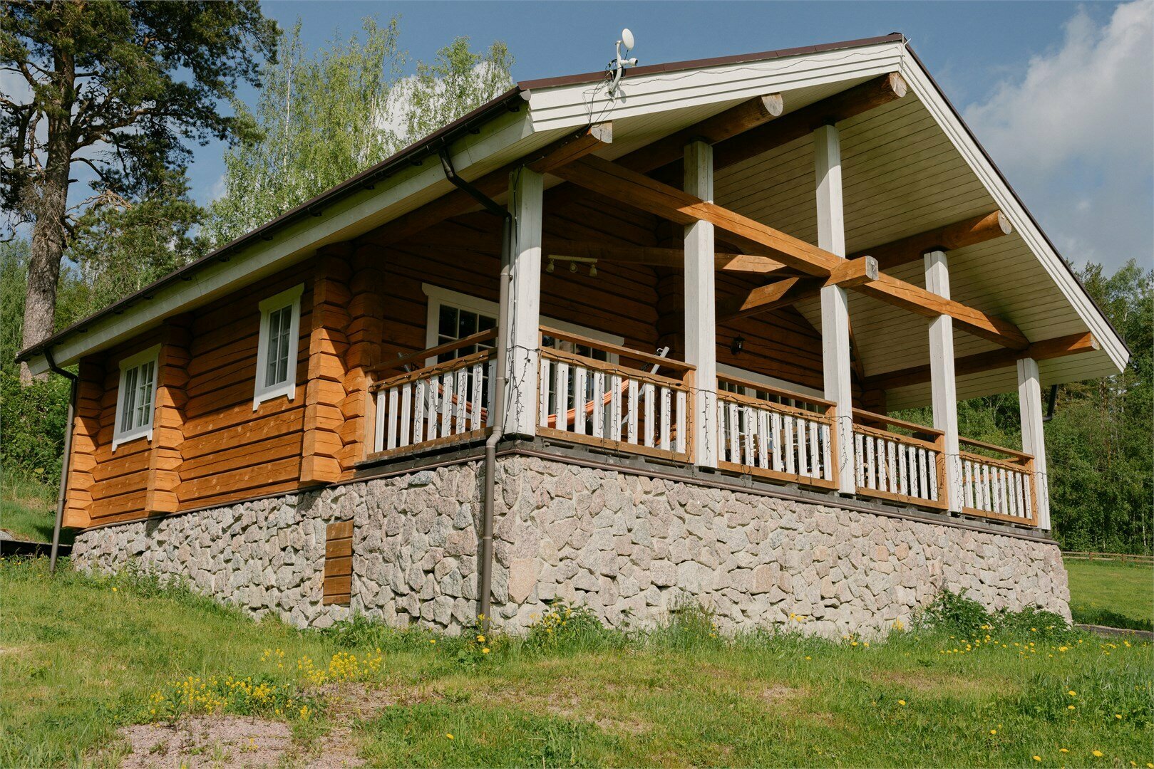 Желтый дом с видом на озеро и возможностью купели на дровах