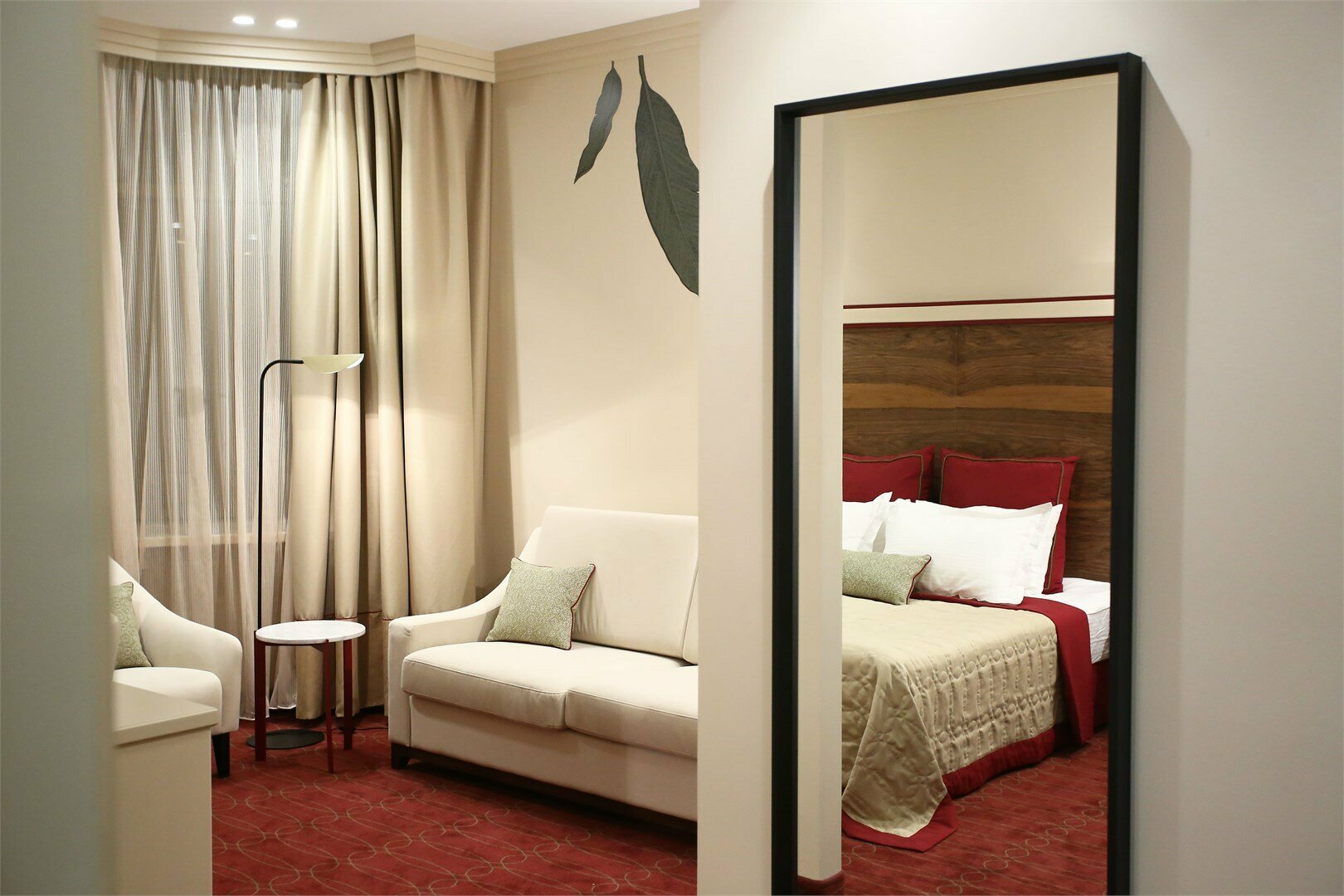 Luxe - двухкомнатный номер с большой кроватью и гостиной