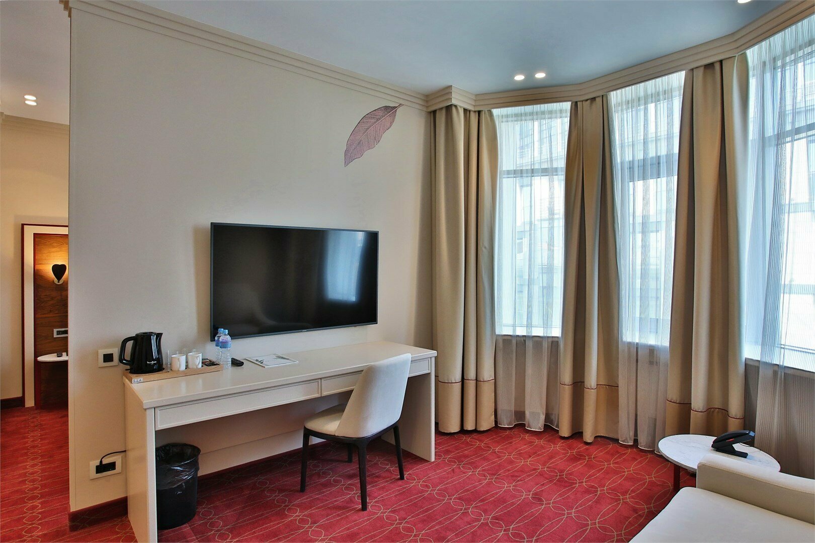 Luxe - двухкомнатный номер с большой кроватью и гостиной