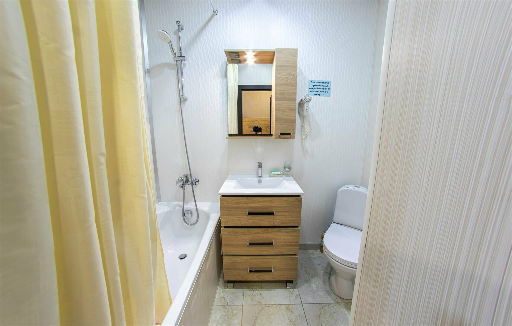 Номер бизнес-класса с видом из окна